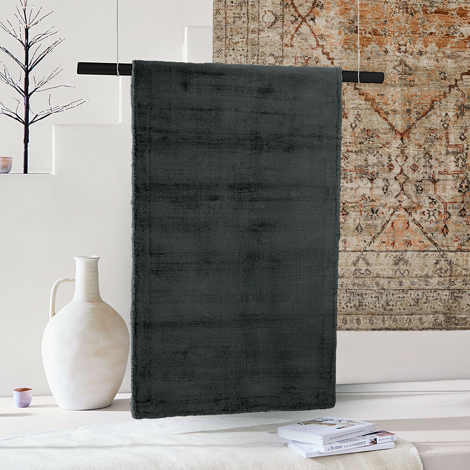 Tapis Mariselle Tapis gris foncé en tissu doux suspendu dans un intérieur moderne avec tapis décoratif et vase