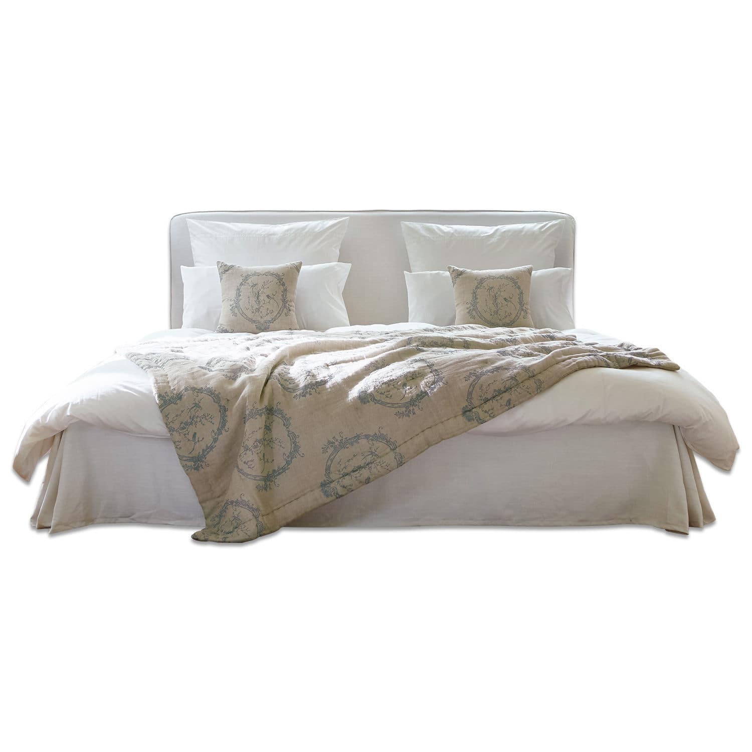 Lit Aubrianne Lit avec tête de lit rembourrée gris clair et couverture beige à motif, linge de lit blanc