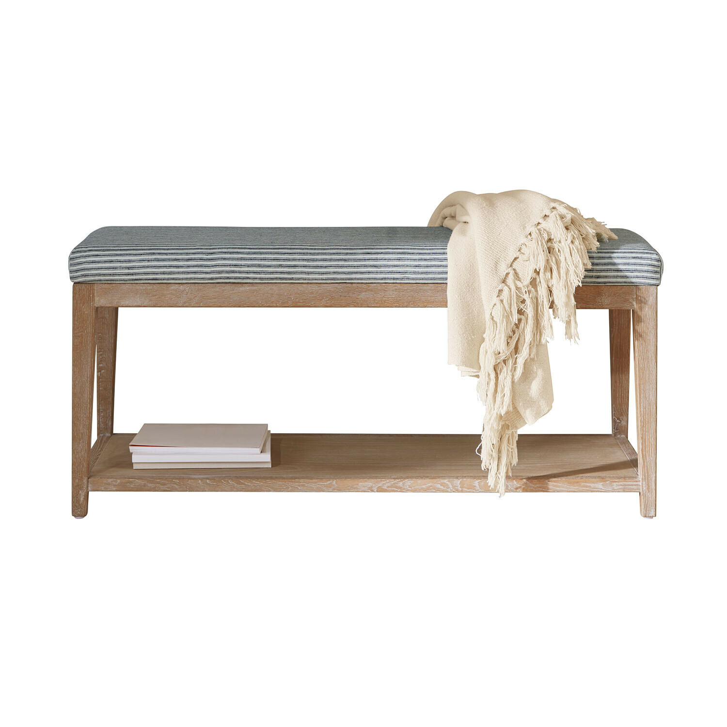 Banc Stormhavn Banc en bois clair avec assise rayée bleu et blanc, couverture crème posée, idéal pour entrée ou chambre