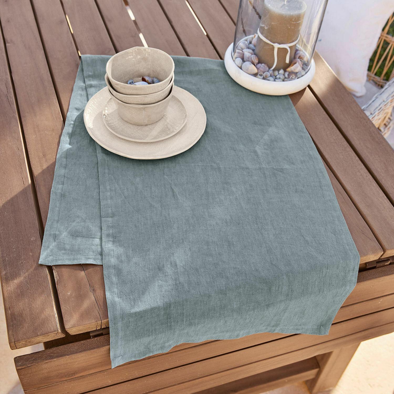 Chemin de table Bursinel Chemin de table en lin bleu-gris sur table en bois avec bols en céramique et bougeoir