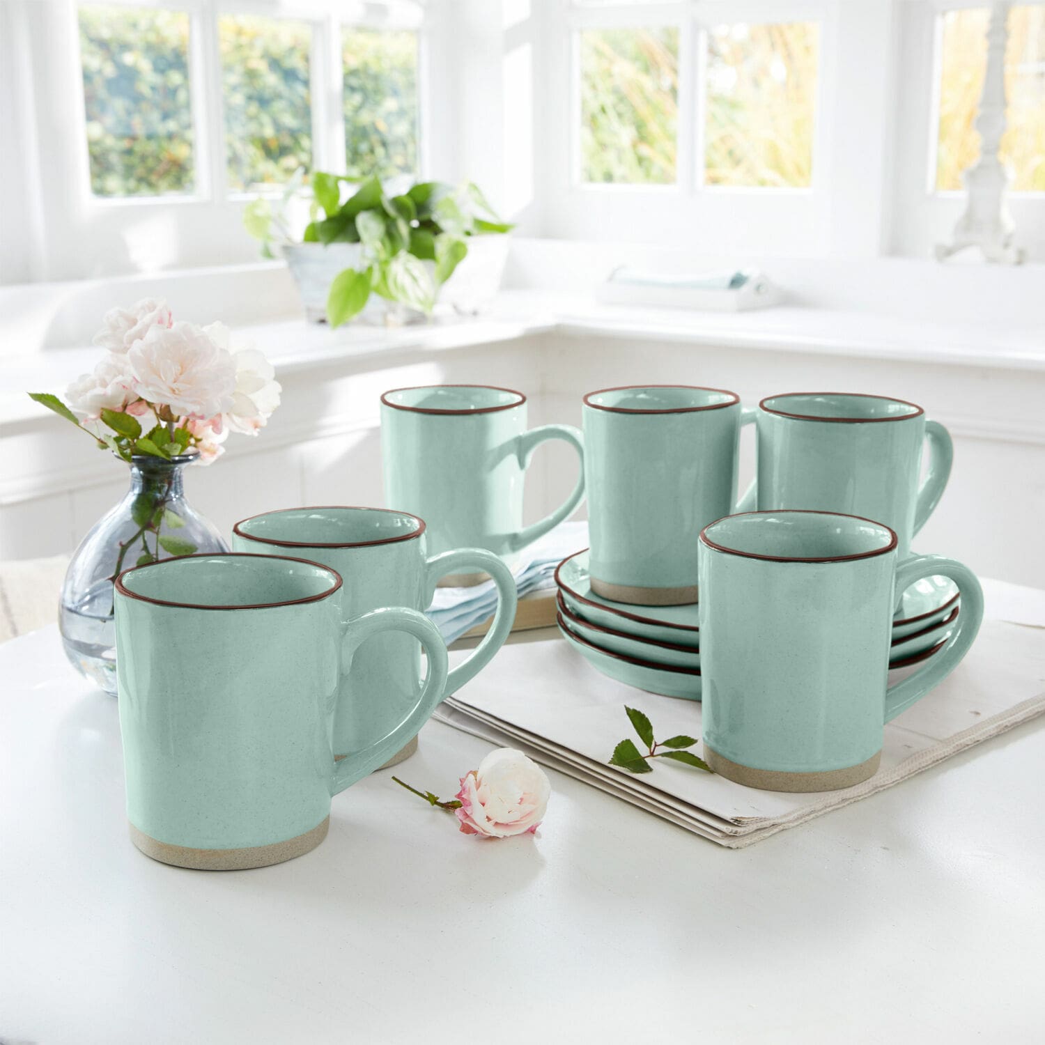 Lot de 6 tasses Biarré Ensemble de six mugs en céramique vert menthe avec bord brun sur une table blanche lumineuse