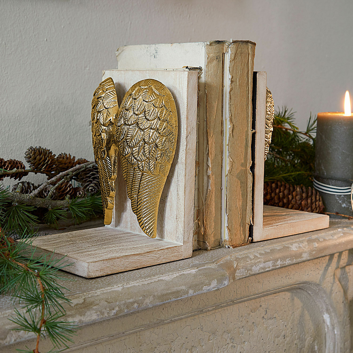 Lot de 2 serre-livres Lunelles Serre-livres en bois avec ailes d'ange dorées, décoration de cheminée avec branches de pin et bougie