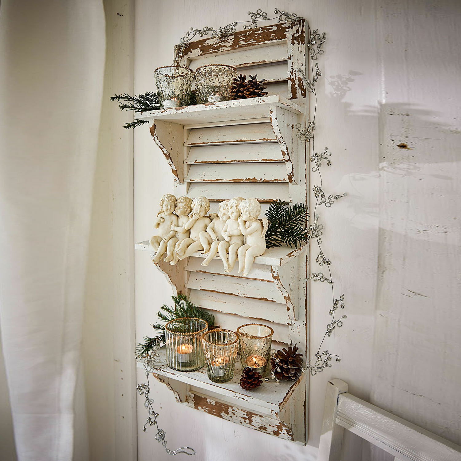 Étagère murale Morclerey Étagère murale en bois blanc vieilli avec figurines d'anges et photophores pour décoration festive
