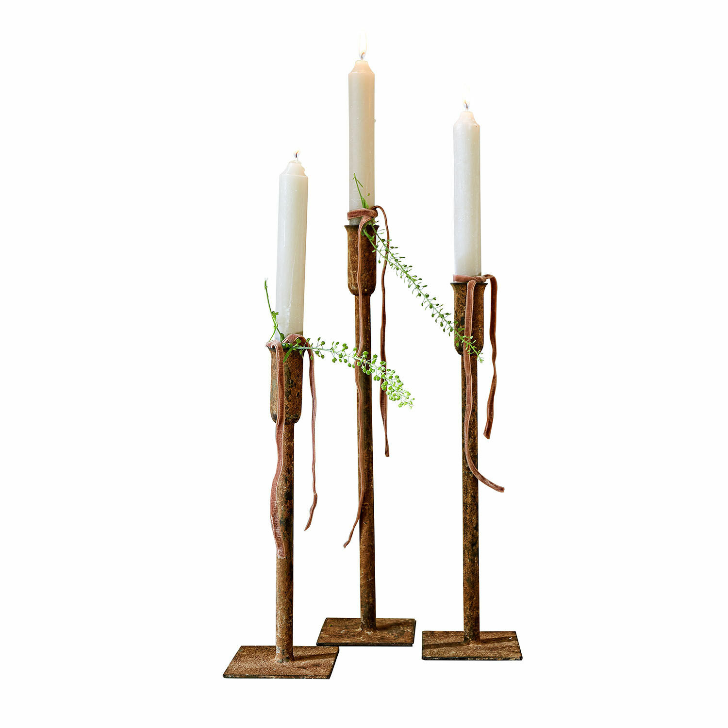Lot de 3 bougeoirs Viverto Ensemble de trois bougeoirs en métal rouillé avec bougies blanches et décorations végétales vertes
