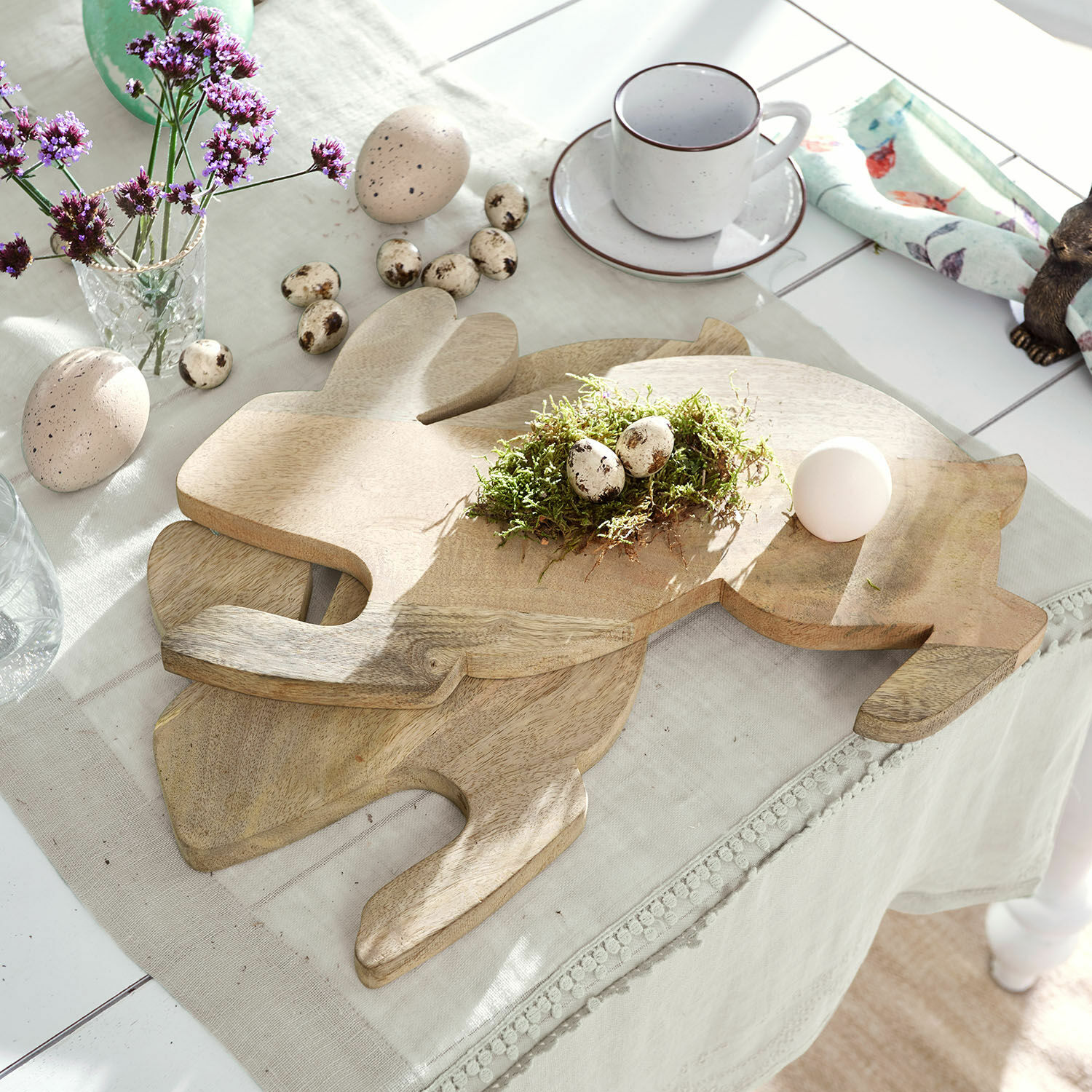 Lot de 2 planchettes de cuisine Doraline Planche à découper en bois en forme de lapin sur une nappe claire avec œufs décoratifs et tasse