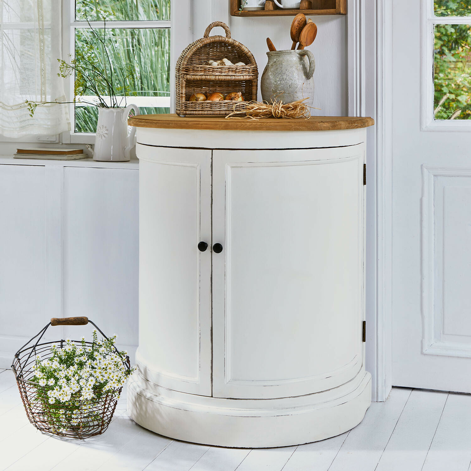 Buffet Louisiana Buffet blanc en bois avec façade arrondie et plateau en bois naturel dans un style rustique