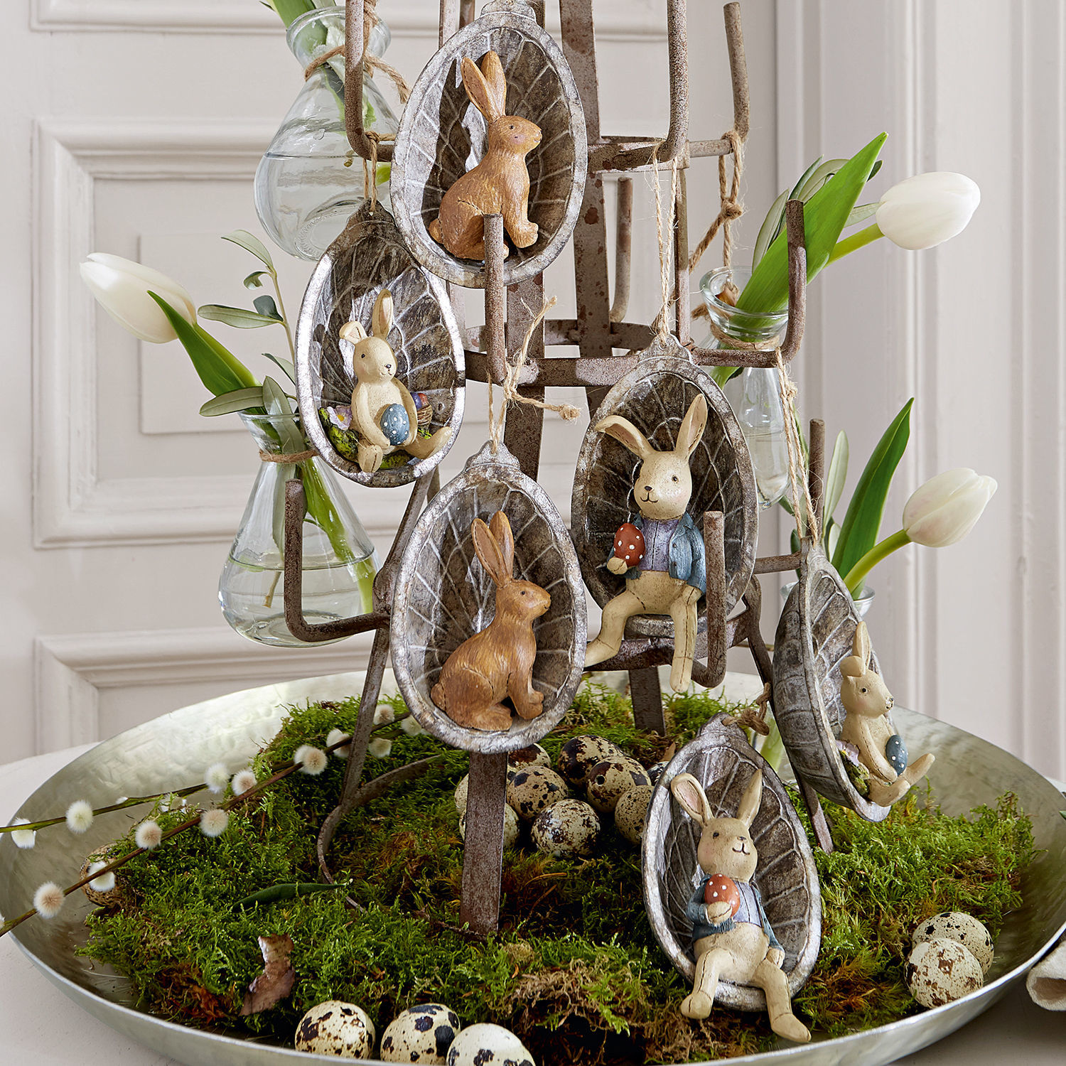 Lot de 6 œufs de Pâques Vinos Décoration de Pâques avec lapins en céramique dans des feuilles grises sur support métallique avec mousse et œufs