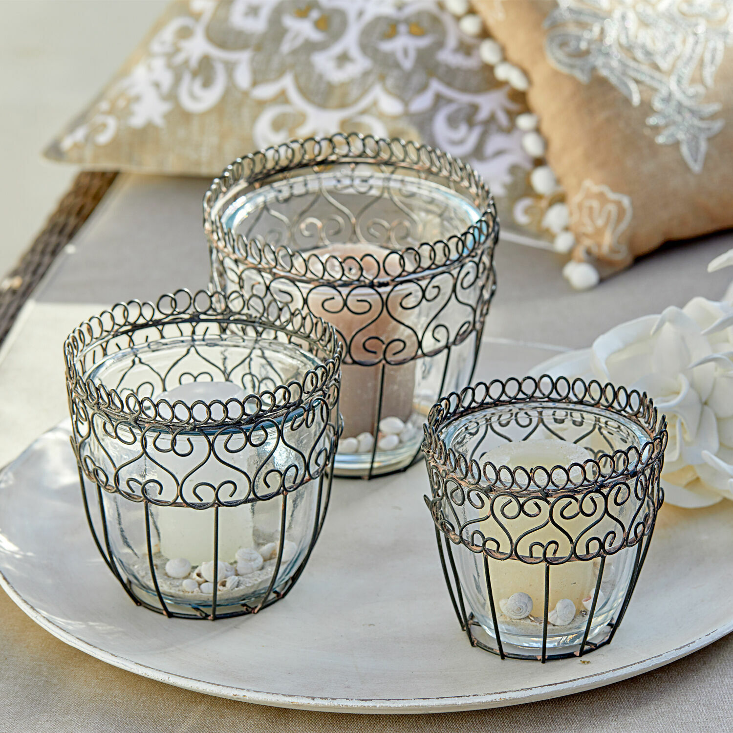 Lot de 3 photophores Soufia Ensemble de trois photophores en verre avec cadre métallique noir orné de motifs décoratifs sur un plateau