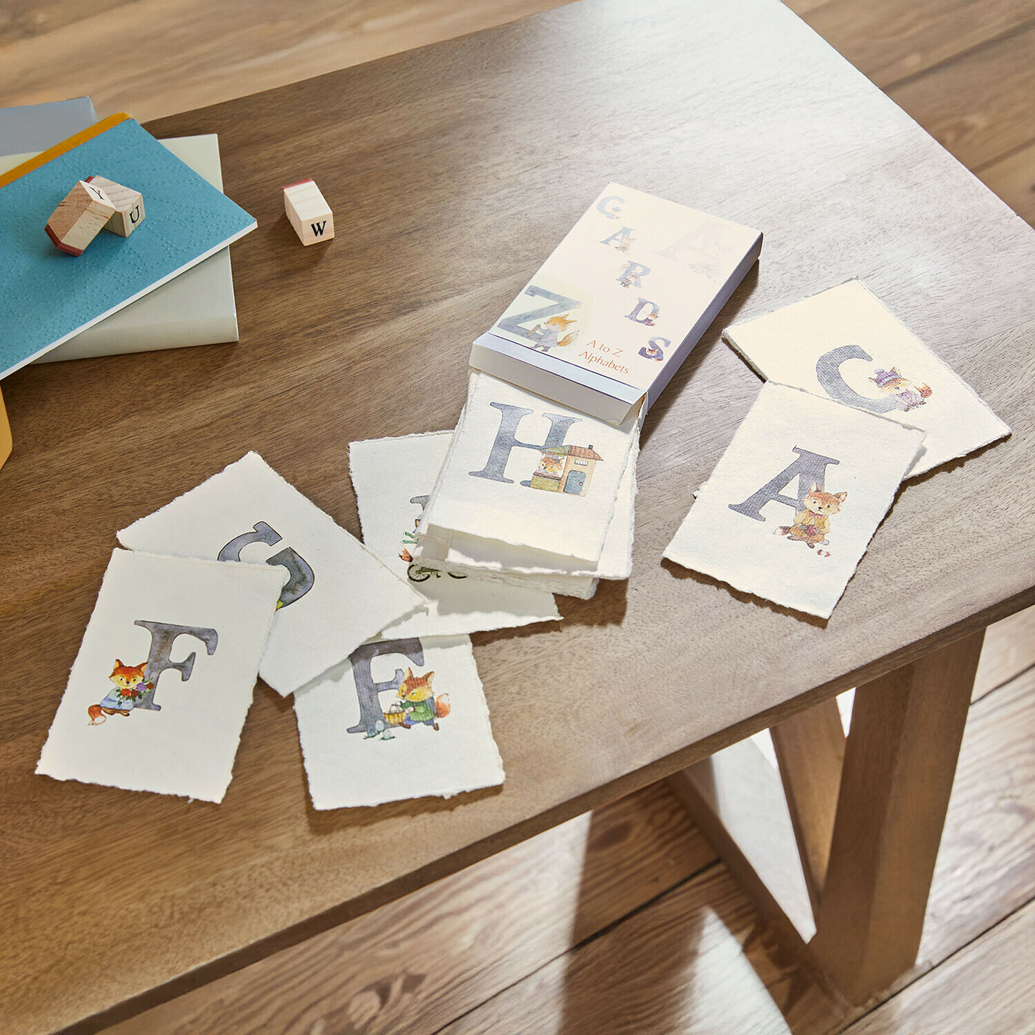 Cartes Garélie Jeu de cartes éducatives avec alphabet et illustrations d'animaux sur table en bois pour apprentissage