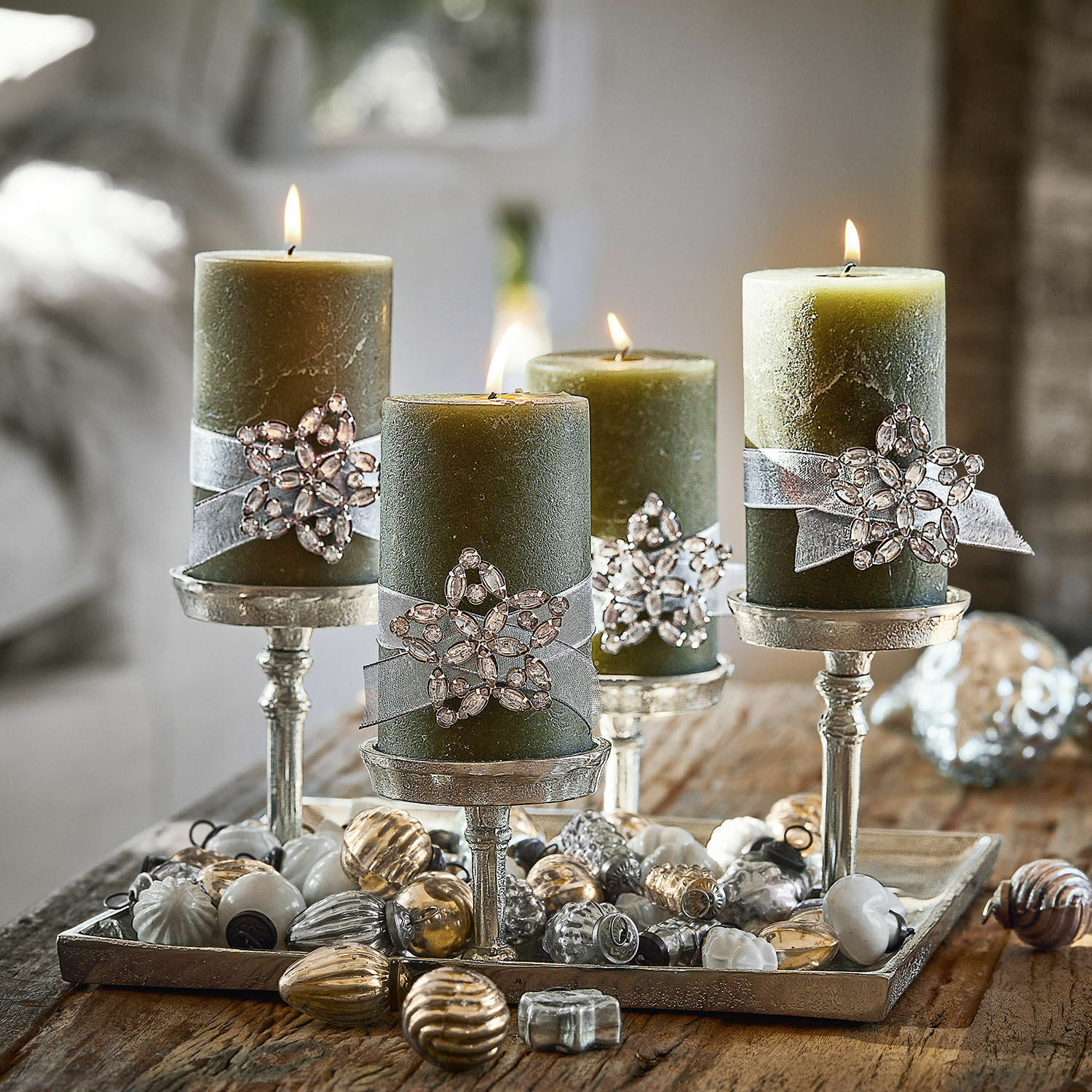 Plateau à bougies Carsic Bougies vertes décoratives avec ornements en cristal sur chandeliers argentés avec décorations de Noël