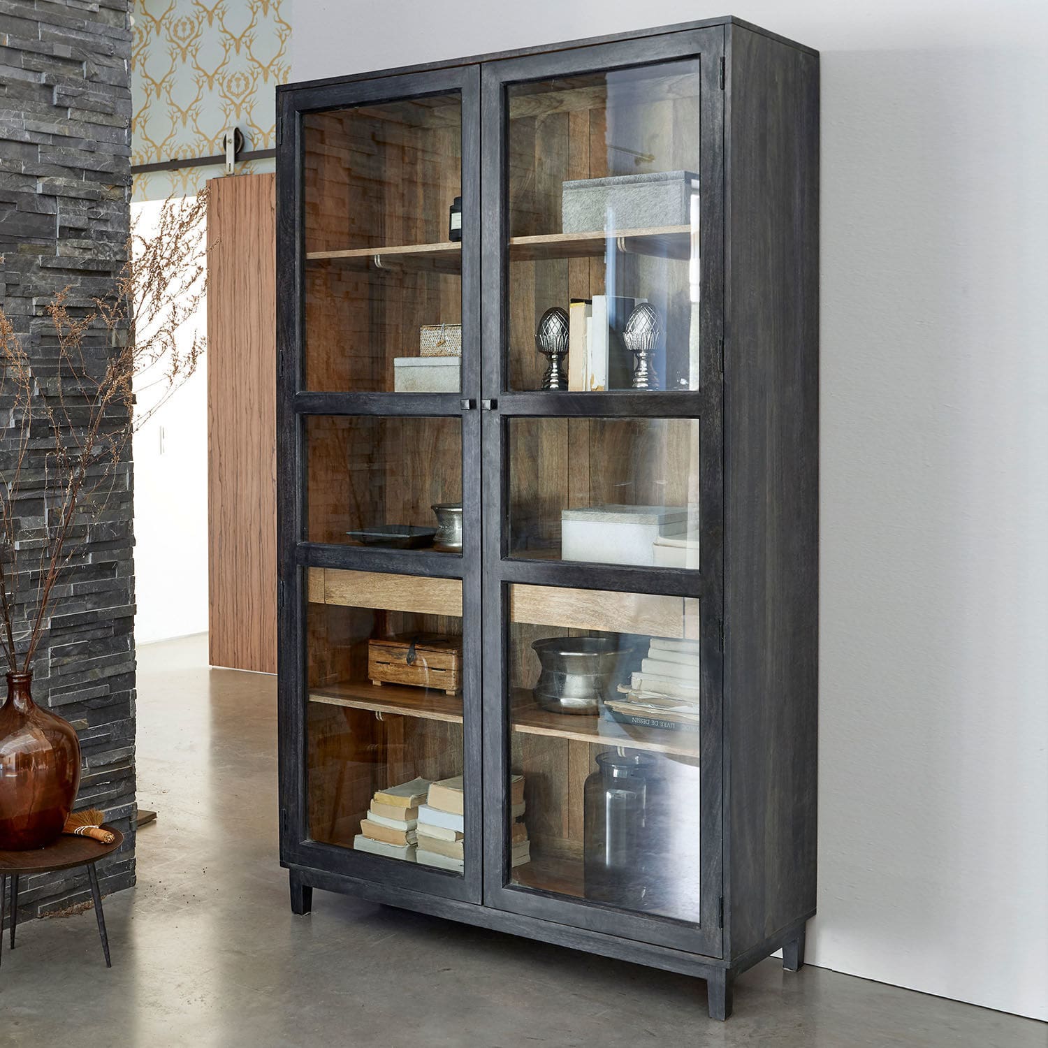 Vitrine Altagracia Armoire grise en bois et verre avec étagères pour livres et décorations dans un intérieur moderne