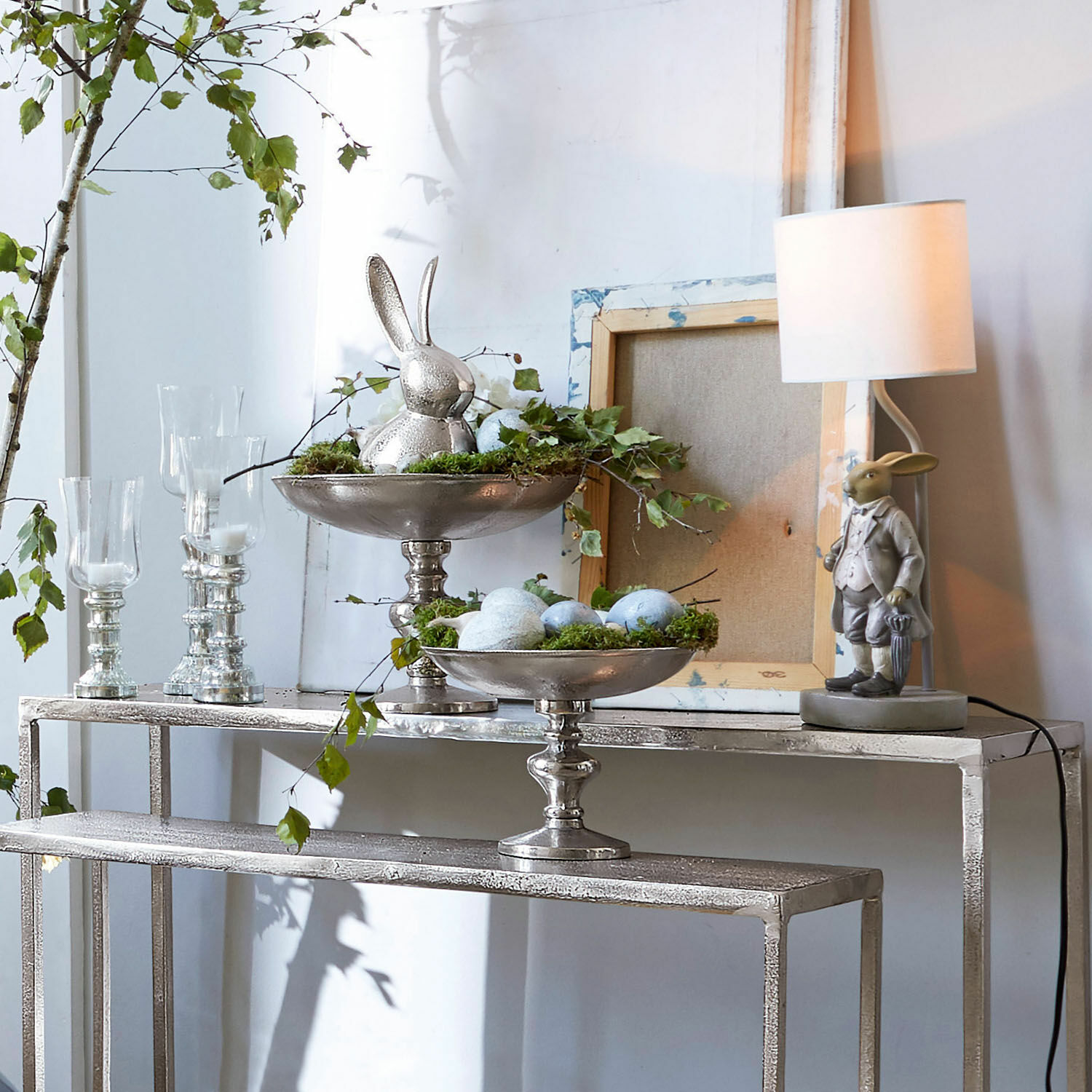 Lot de 2 coupes Helfa Coupes décoratives argentées sur pied avec mousse verte et œufs bleus sur table métallique