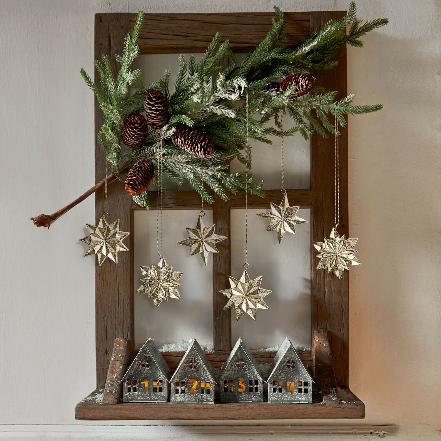 Lot de 6 décorations à suspendre Zamoura Décoration de Noël avec maisons en métal numérotées et étoiles dorées suspendues sur cadre en bois avec branche de sapin