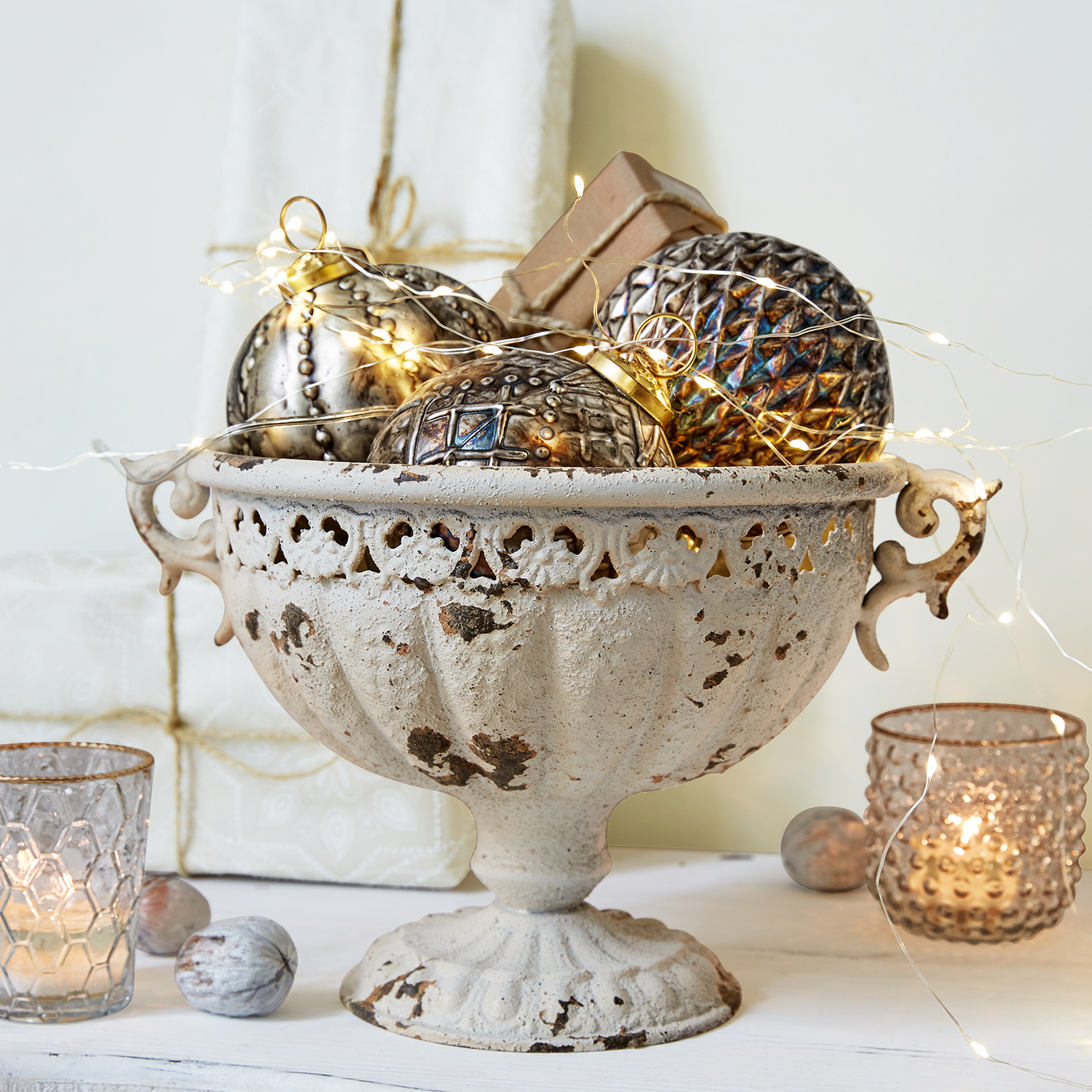 Coupe décorative en métal vieilli avec boules de Noël et guirlande lumineuse LED pour décoration festive