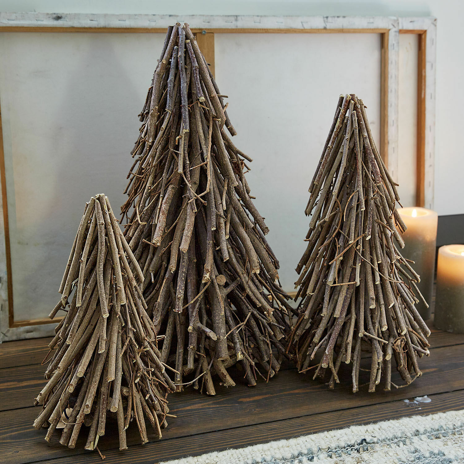 Lot de 3 sapins décoratifs Orilev Sapins décoratifs en branches de bois naturel de différentes tailles sur une table en bois