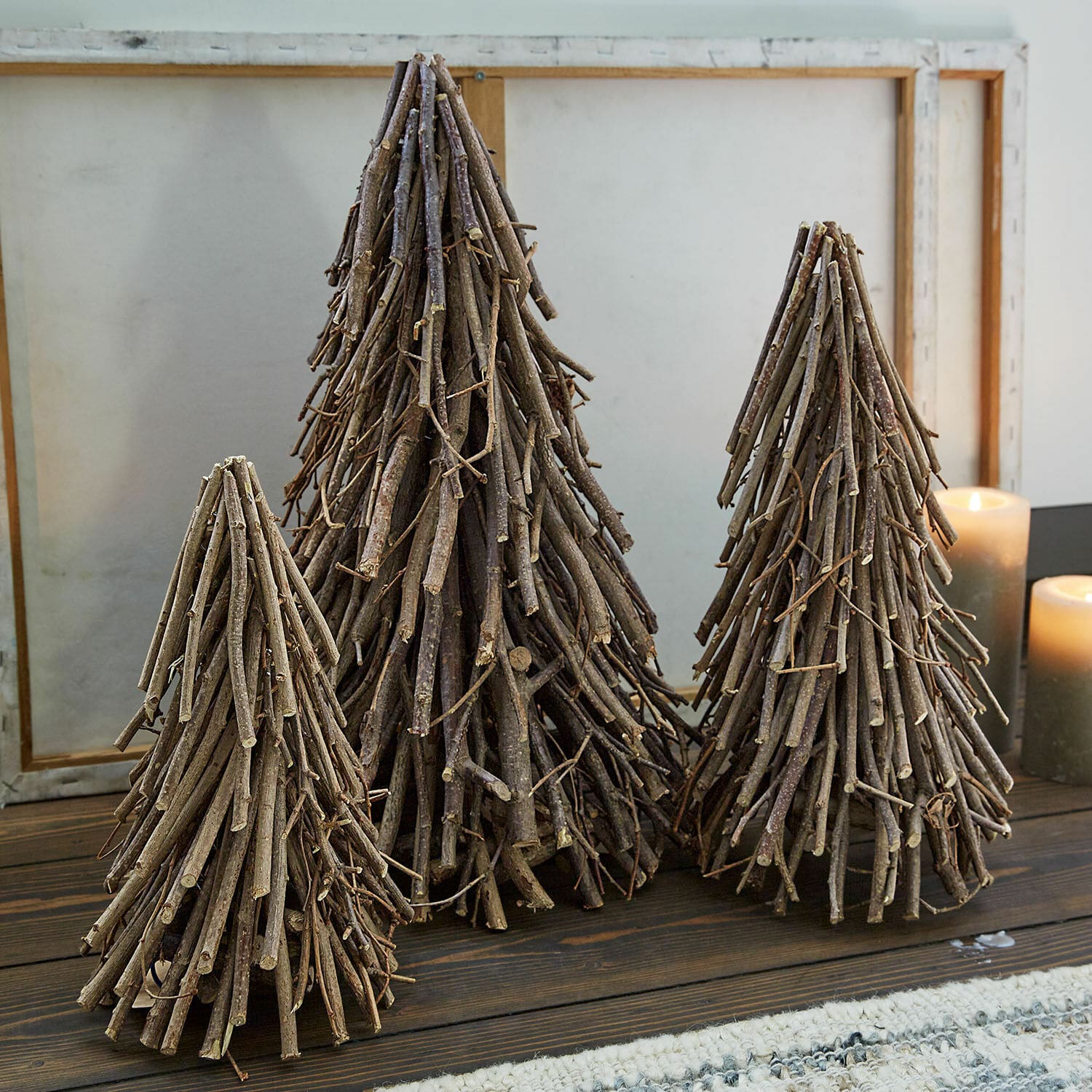 Lot de 3 sapins décoratifs Orilev Sapins décoratifs en branches de bois naturel de différentes tailles sur une table en bois