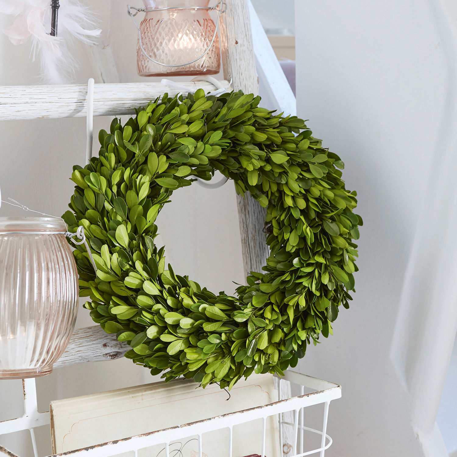 Couronne Auray Couronne décorative verte en feuilles suspendue sur une échelle en bois blanc pour décoration intérieure