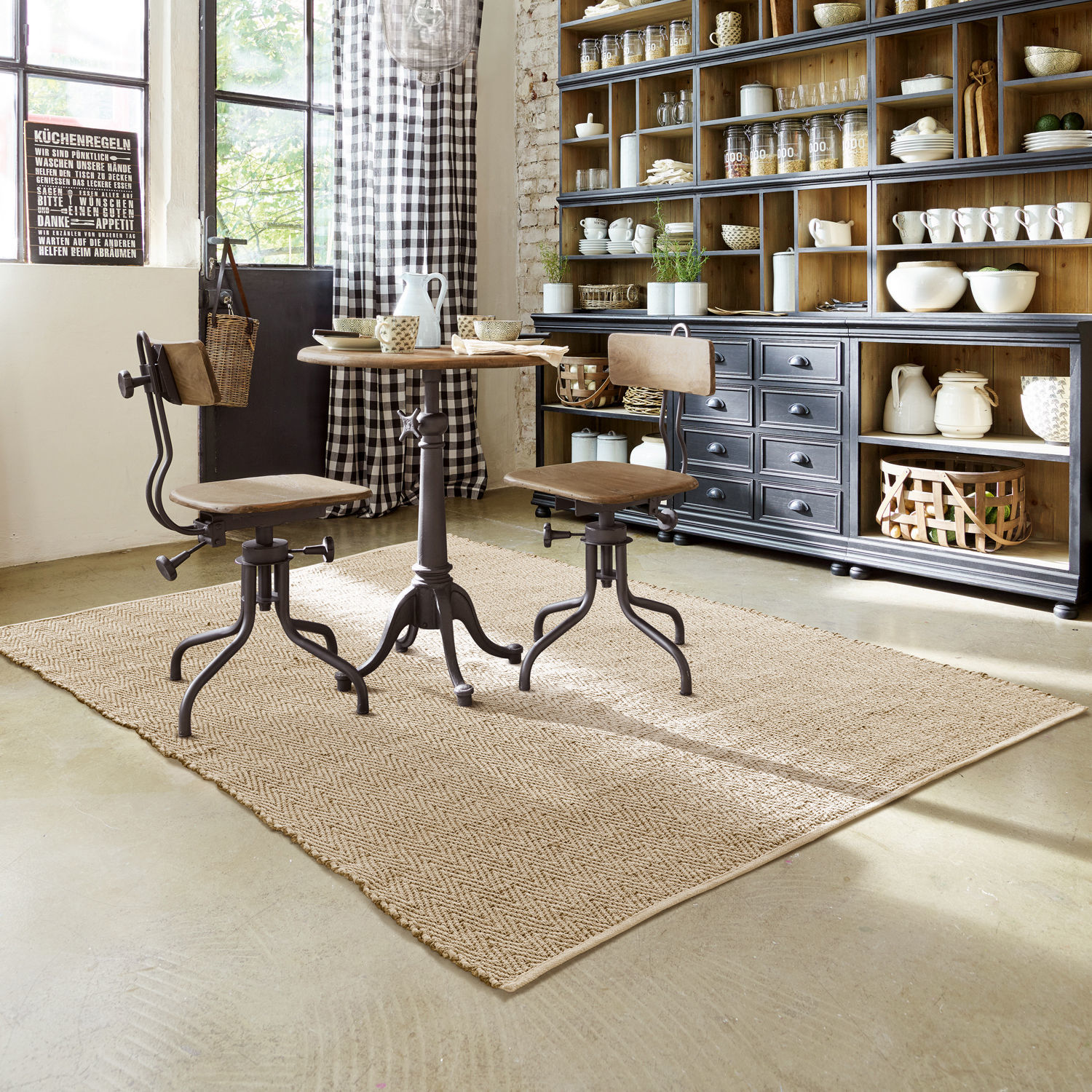 Tapis Jonesboro Tapis beige clair en jute dans une cuisine avec table en bois et chaises en métal vintage