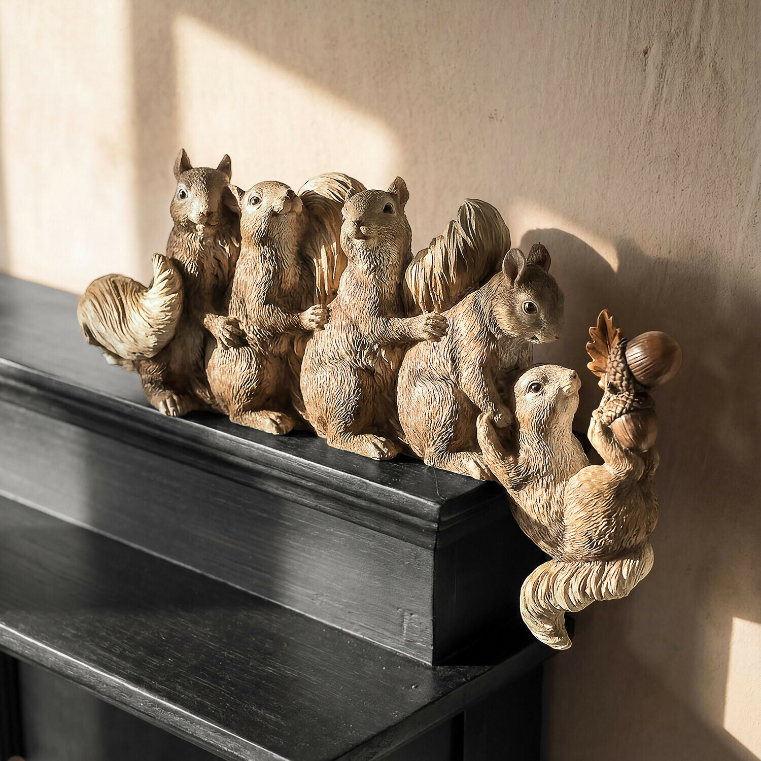 Écureuils décoratifs Quinnby Sculptures décoratives d'écureuils beige posées sur une étagère noire, décoration intérieure