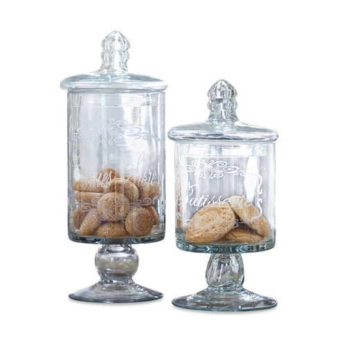 Deux bocaux en verre transparents sur pied avec couvercles, remplis de biscuits, verre décoratif