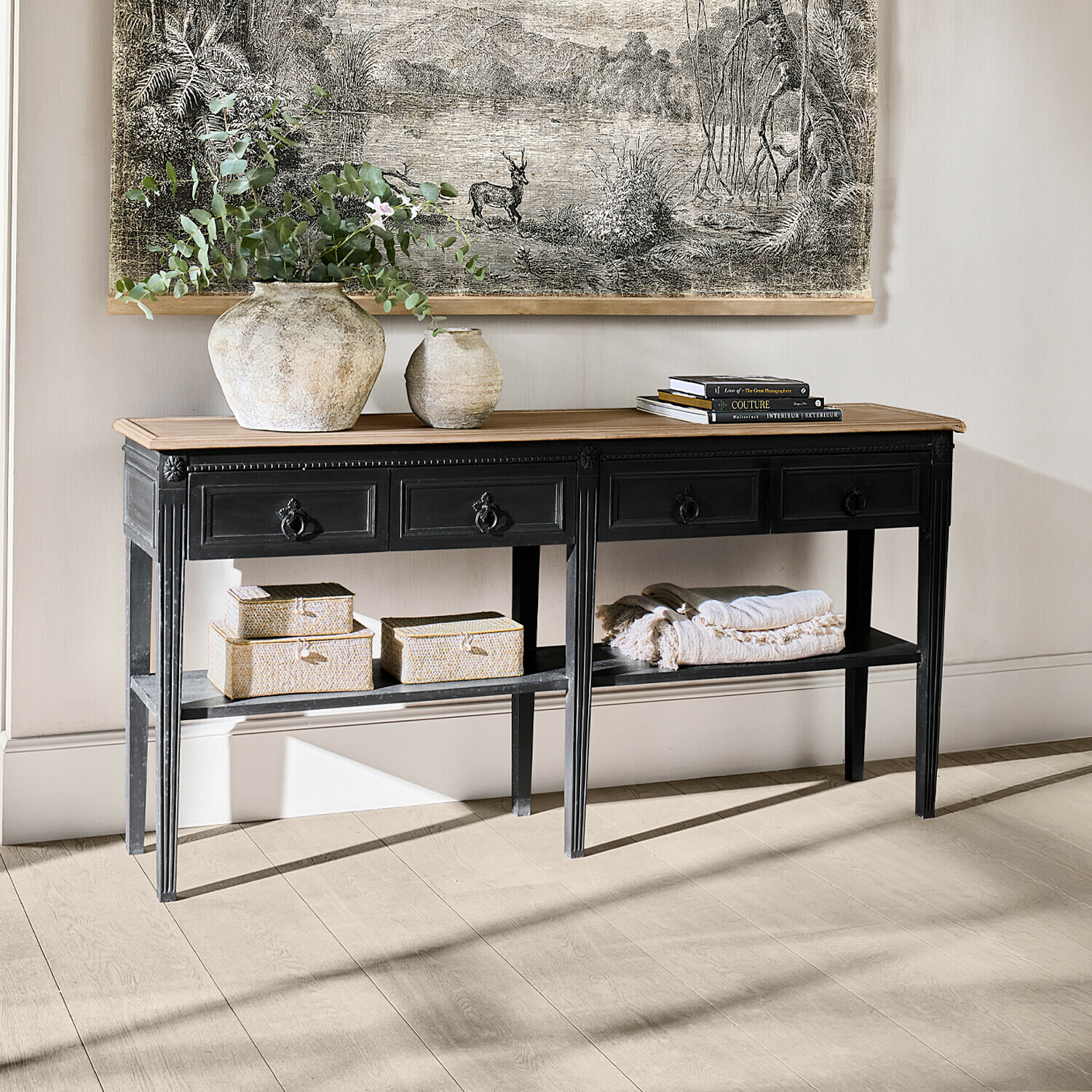 Console noire avec plateau en bois, décorée de vases et livres, style vintage pour salon élégant