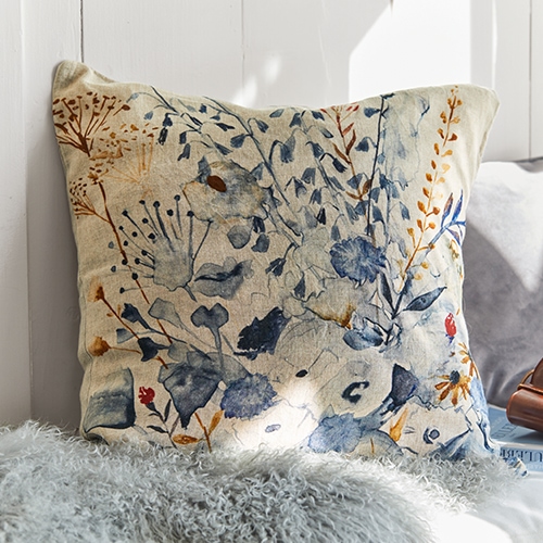 Coussin décoratif en coton crème avec motif floral bleu et marron pour salon confortable