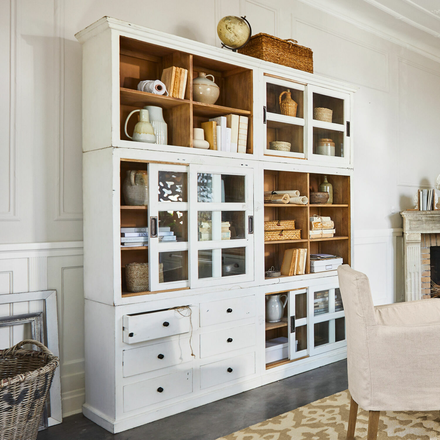 Buffet Dubberly Buffet en bois blanc avec portes vitrées et tiroirs, style vintage, décorations et livres