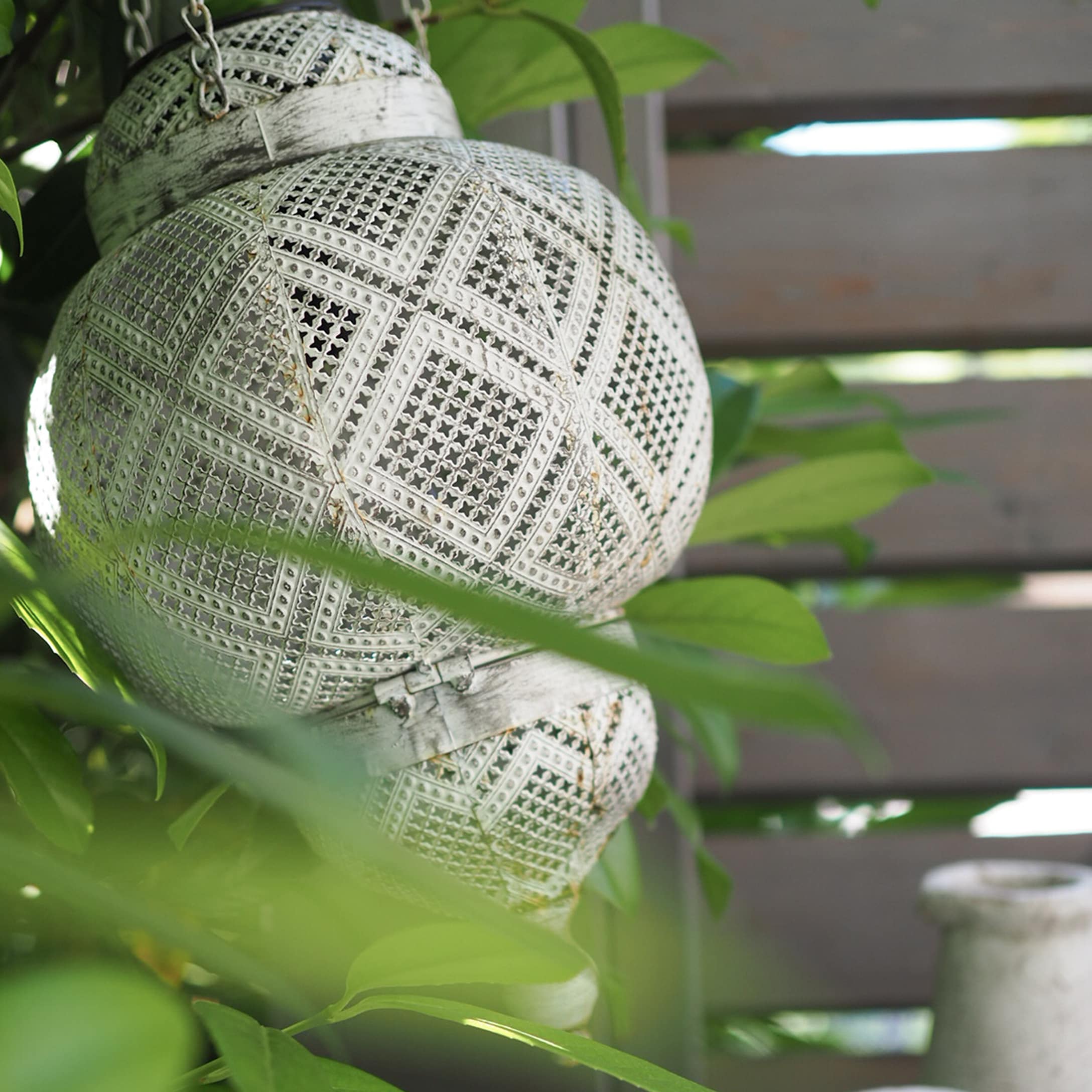 Lanterne en métal blanc avec motif ajouré, décoration de jardin vintage