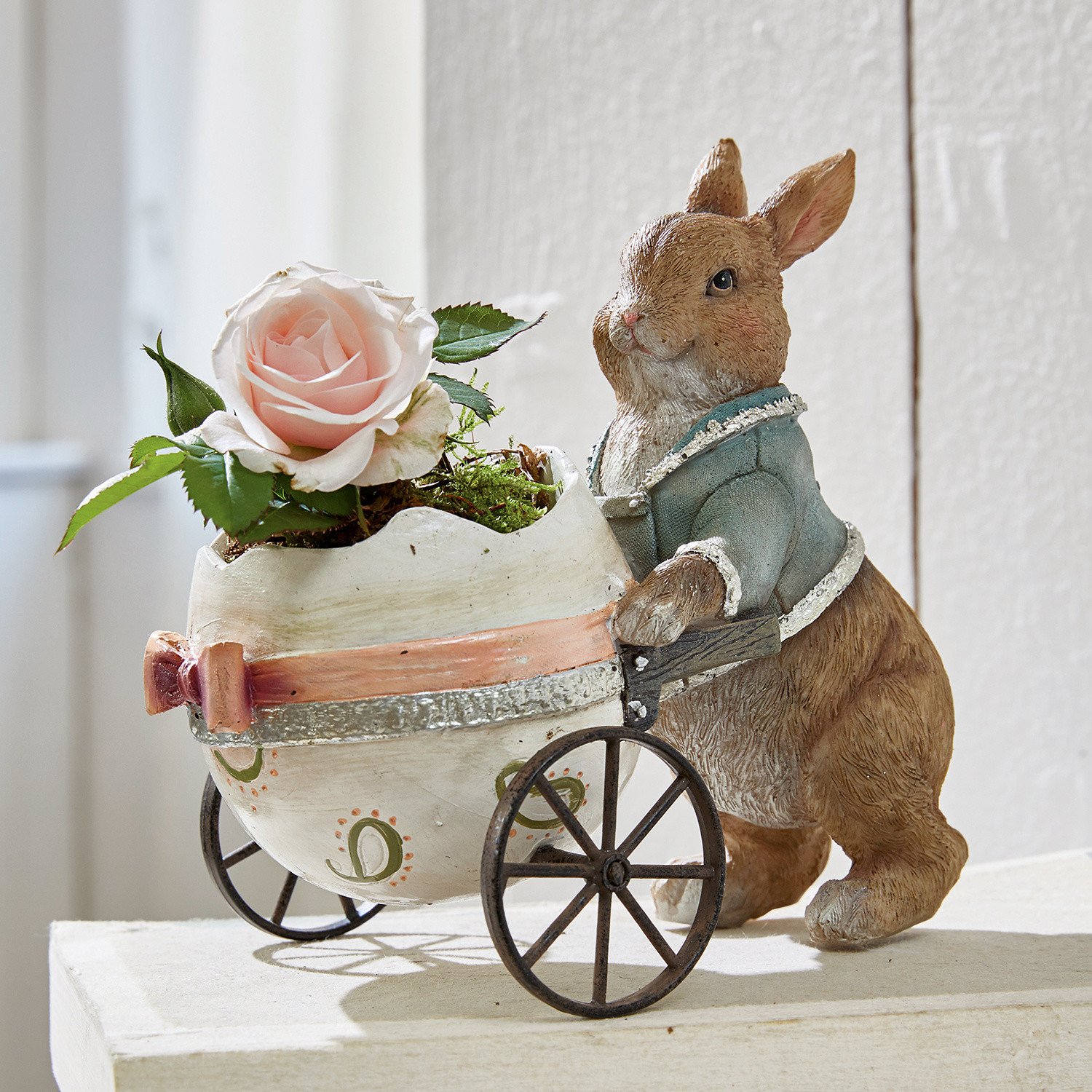 Lapin Alençon Figurine de lapin marron en matériau poussant un chariot œuf blanc avec une rose rose