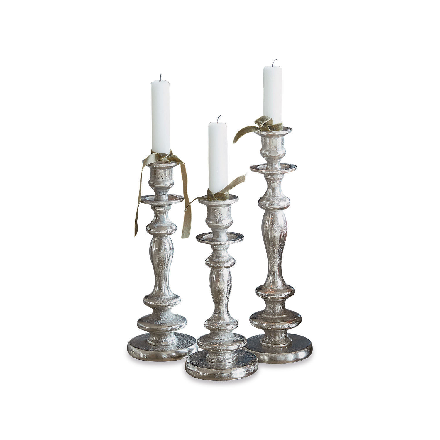Lot de 3 bougeoirs Borga Ensemble de trois chandeliers en métal argenté avec bougies blanches et rubans décoratifs