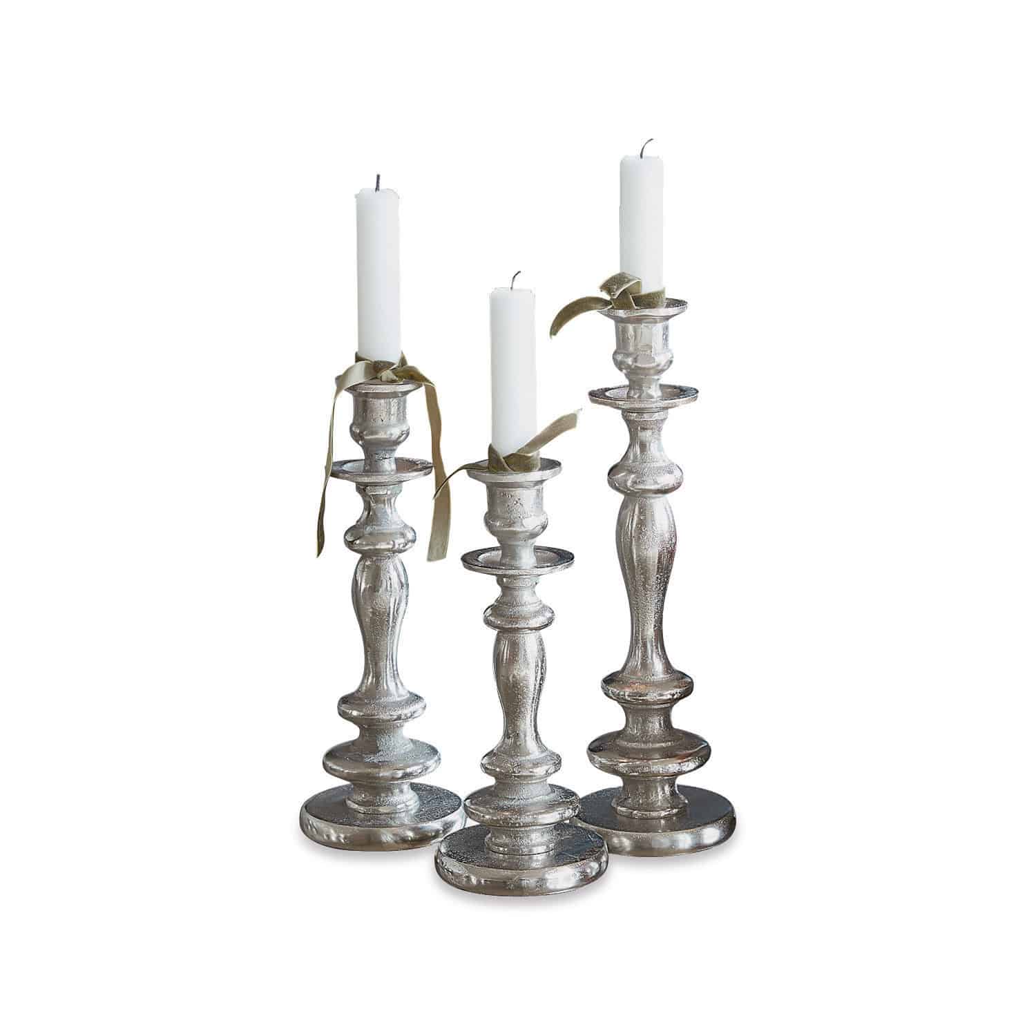 Lot de 3 bougeoirs Borga Ensemble de trois chandeliers en métal argenté avec bougies blanches et rubans décoratifs