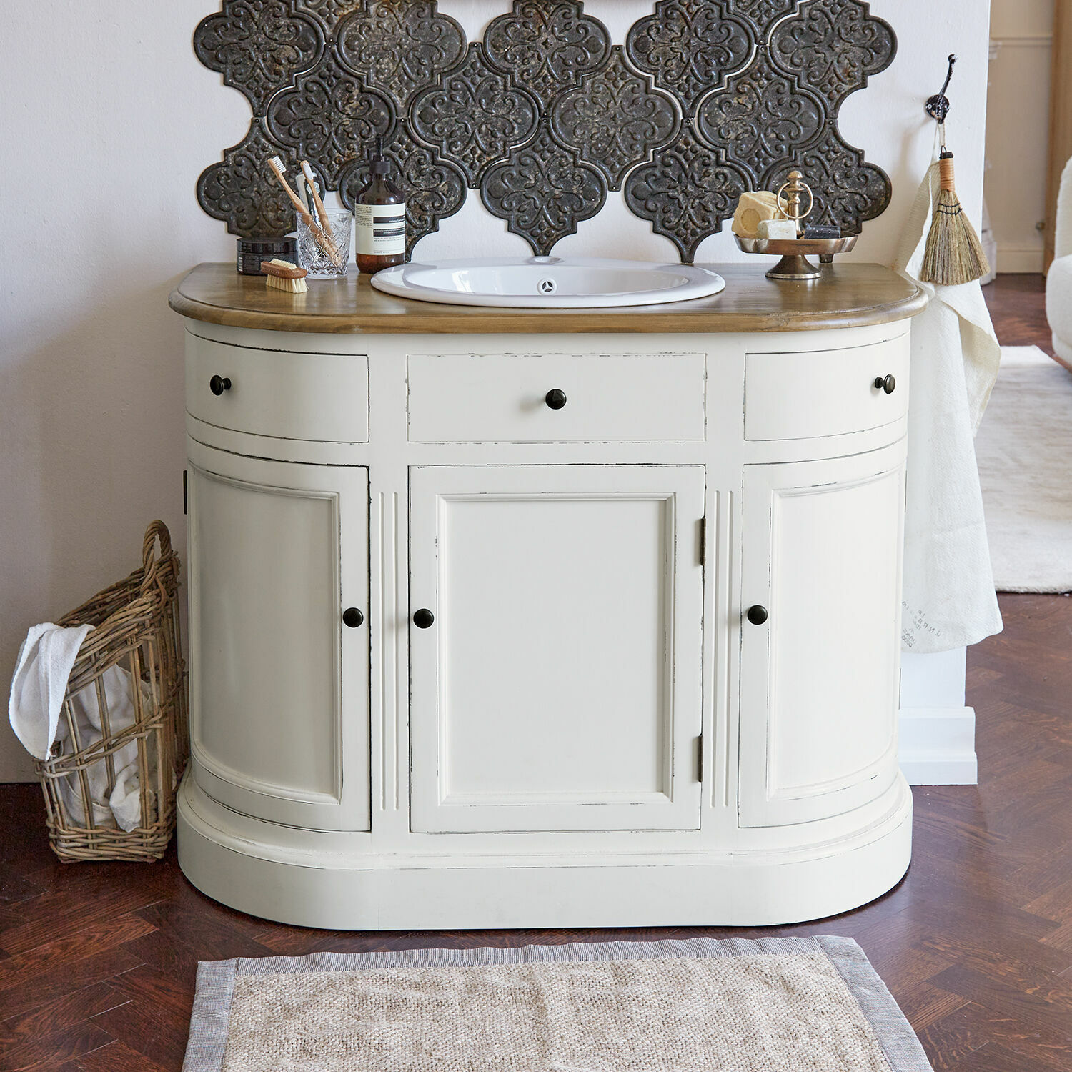 Meuble et vasque Louisiana Meuble de salle de bain blanc en bois avec lavabo et plan en bois, style vintage, carreaux décoratifs muraux