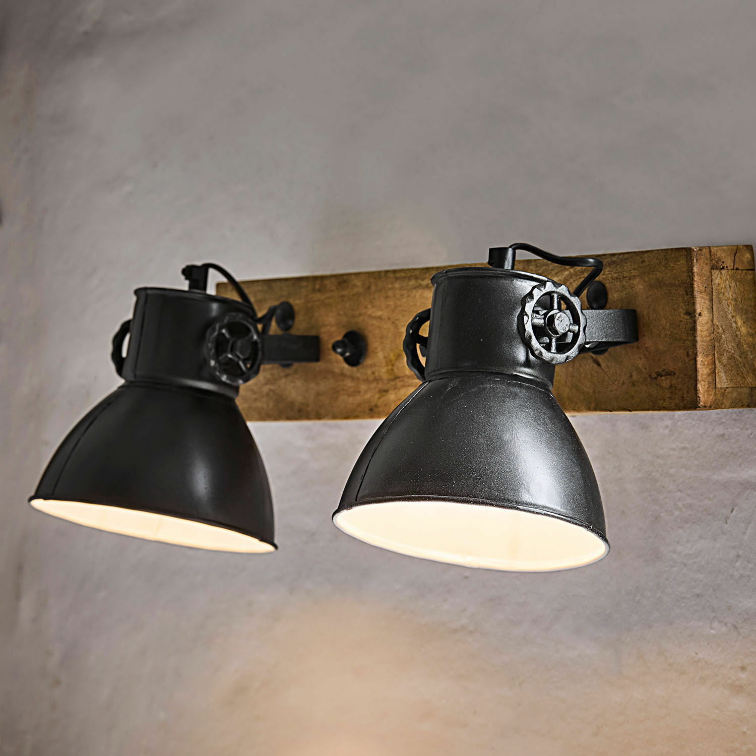 Applique Périgné Applique murale noire en métal avec deux abat-jours sur support en bois, éclairage industriel