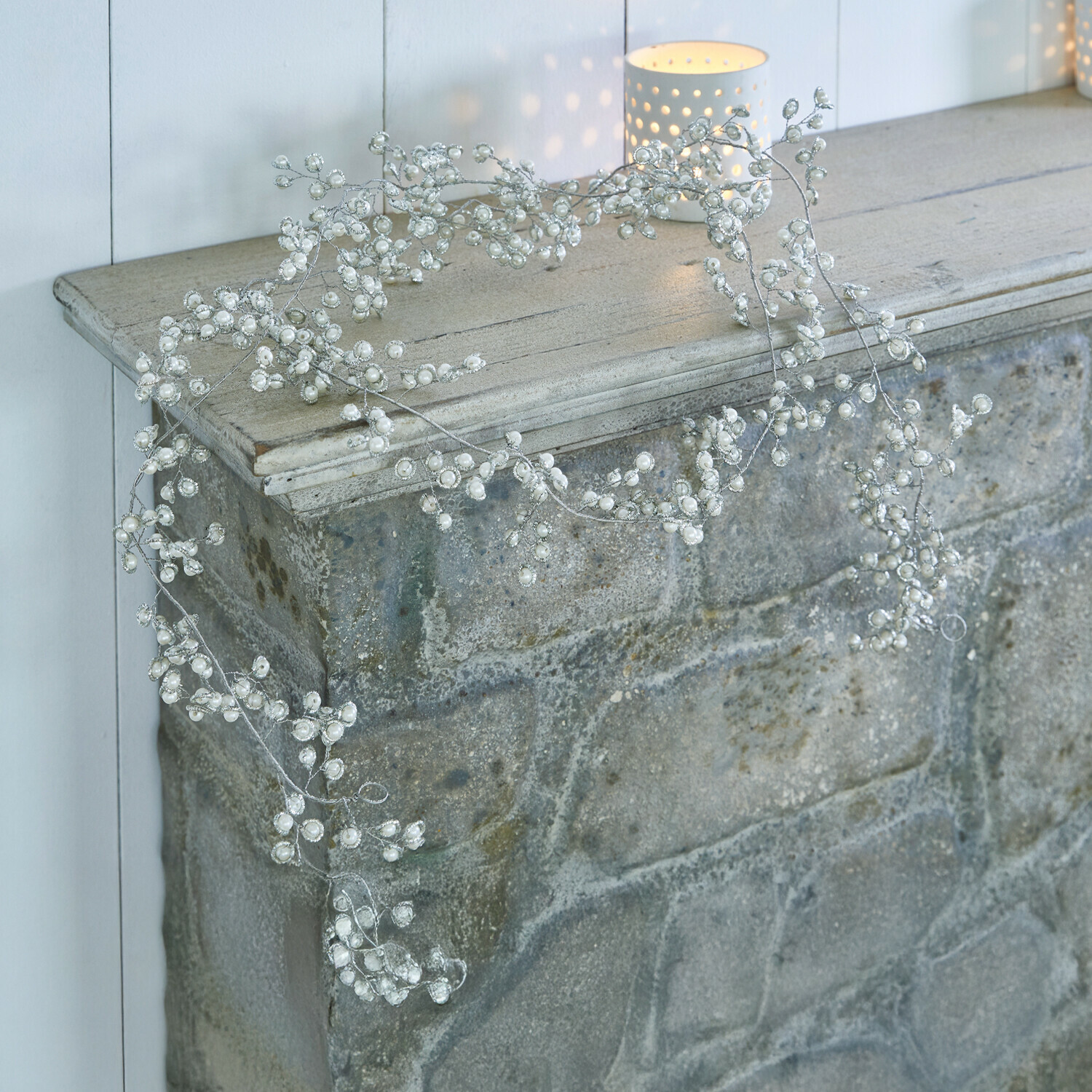 Guirlande Kimi Guirlande décorative avec perles blanches sur fil argenté, idéale pour décorer une cheminée ou une étagère