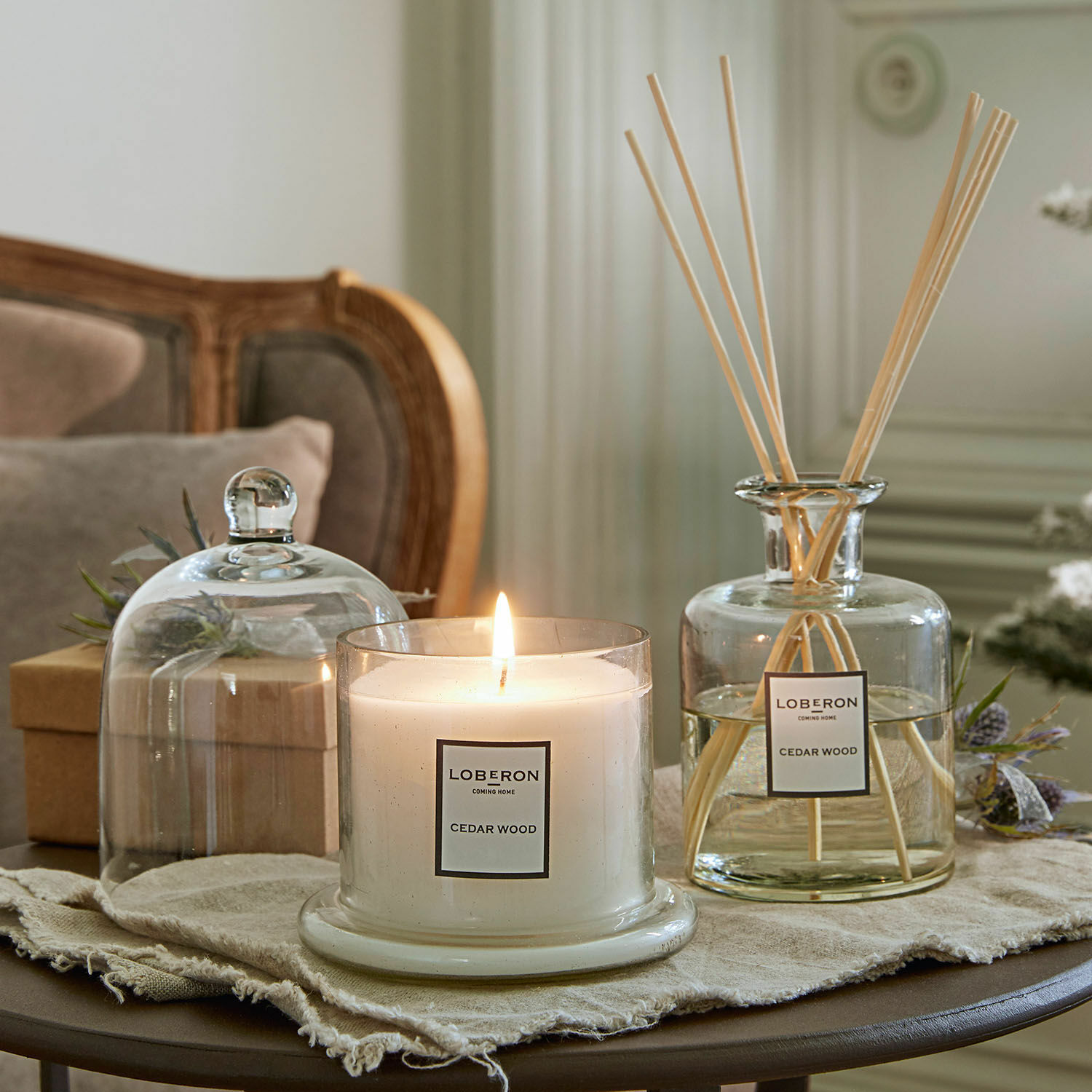Coffret de senteurs Vanis Bougie parfumée et diffuseur en bois de cèdre en verre sur une table décorative