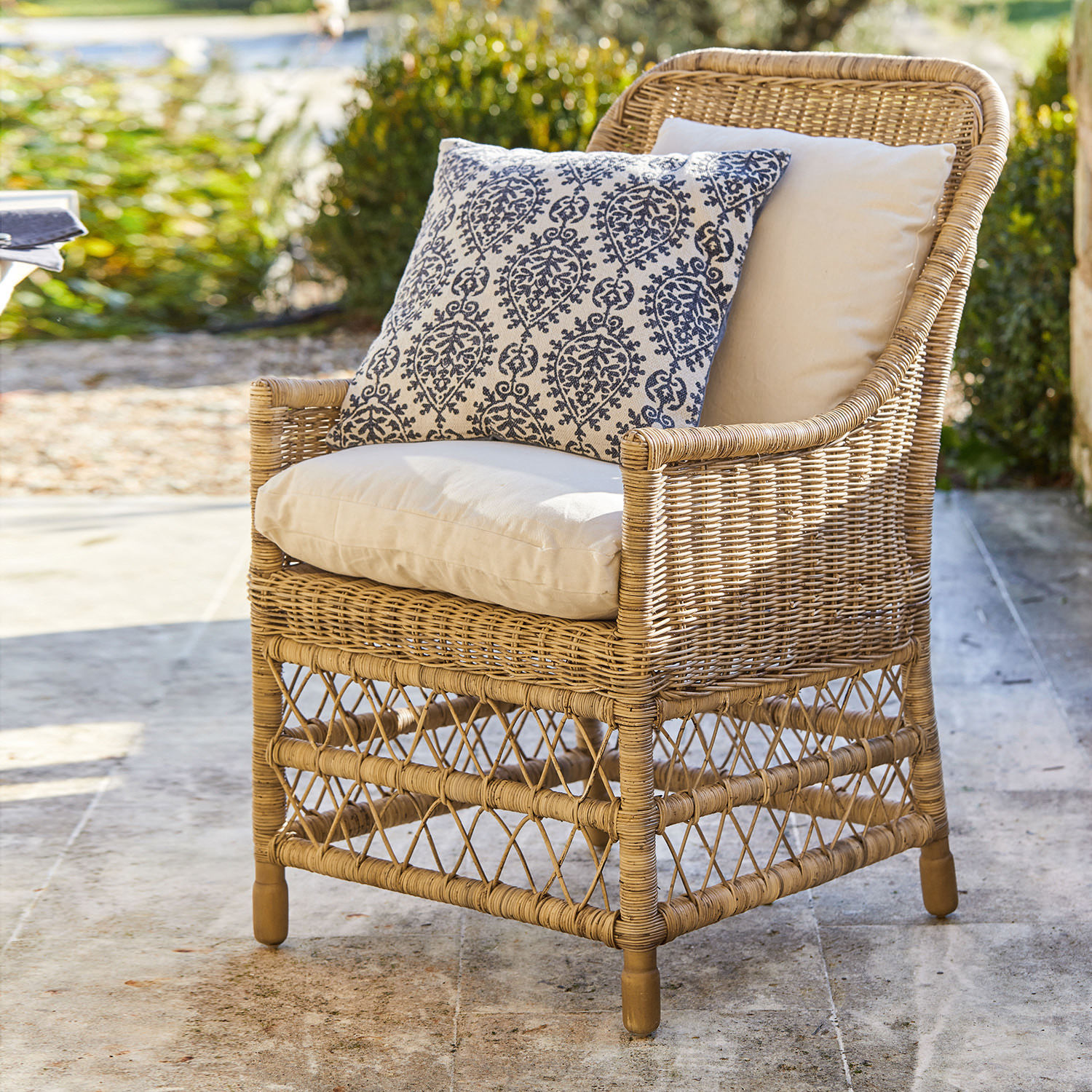 Fauteuil Giepmare Fauteuil en rotin avec coussins crème et coussin décoratif bleu marine, mobilier d'extérieur élégant