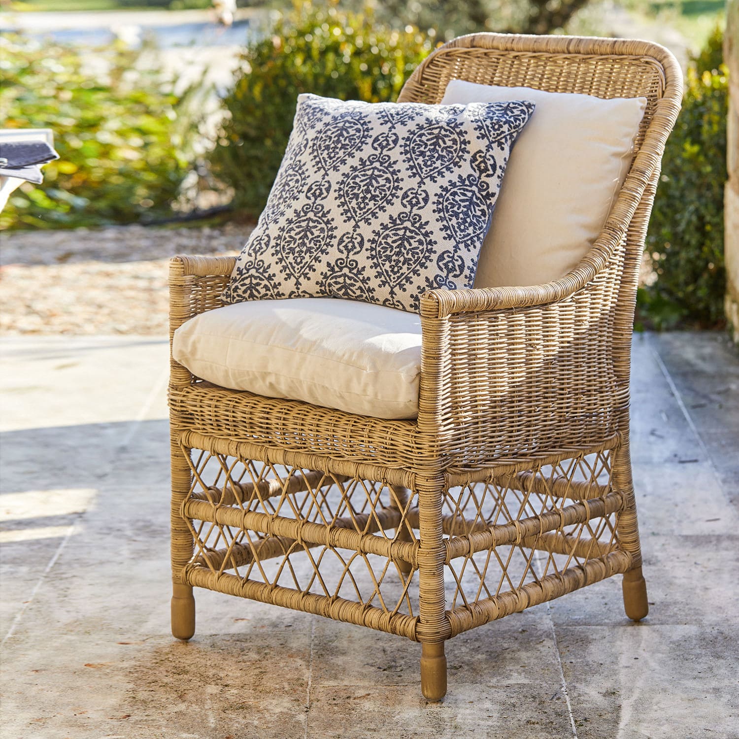 Fauteuil Giepmare Fauteuil en rotin avec coussins crème et coussin décoratif bleu marine, mobilier d'extérieur élégant