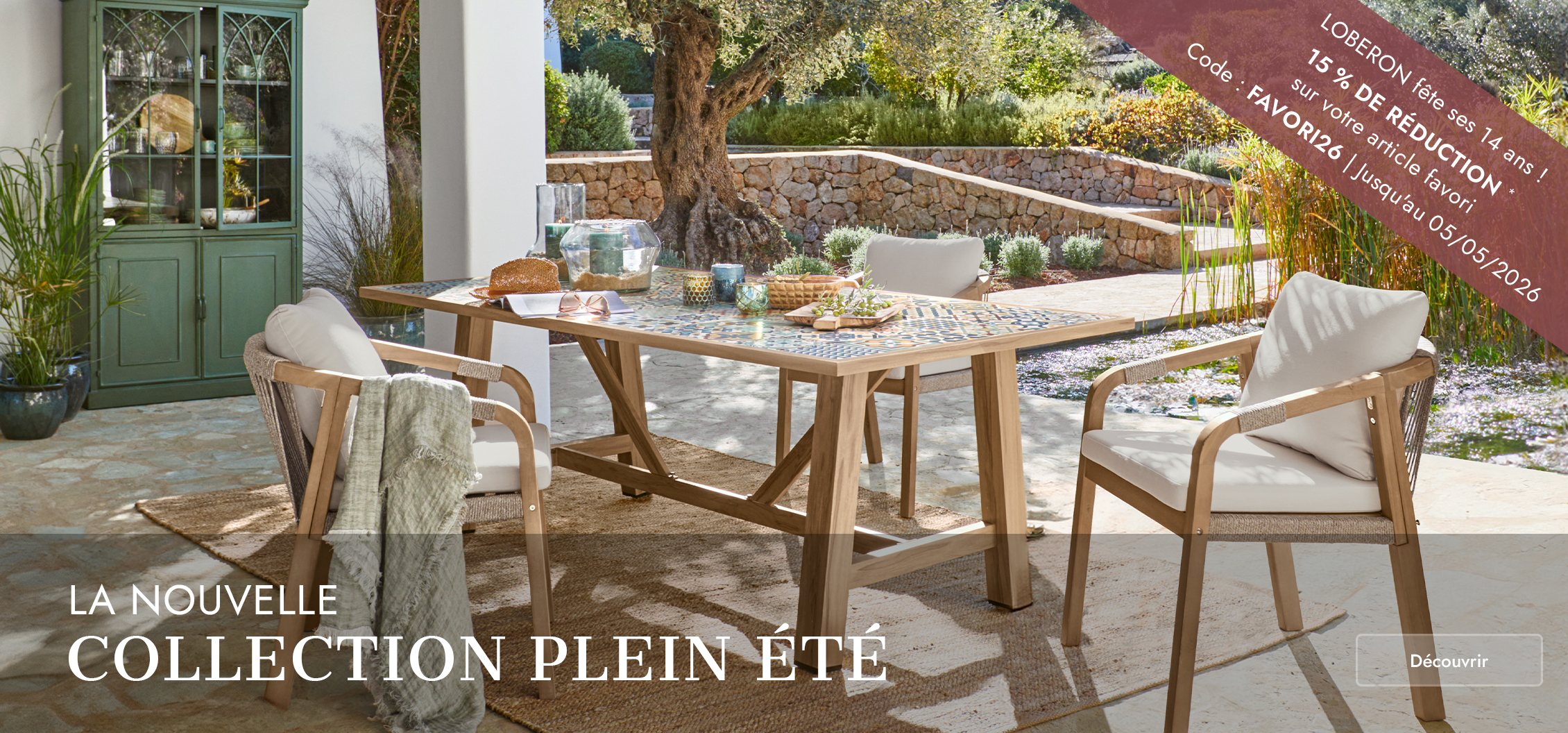 Ensemble de mobilier de jardin avec table en bois et chaises aux coussins crème sur terrasse ensoleillée