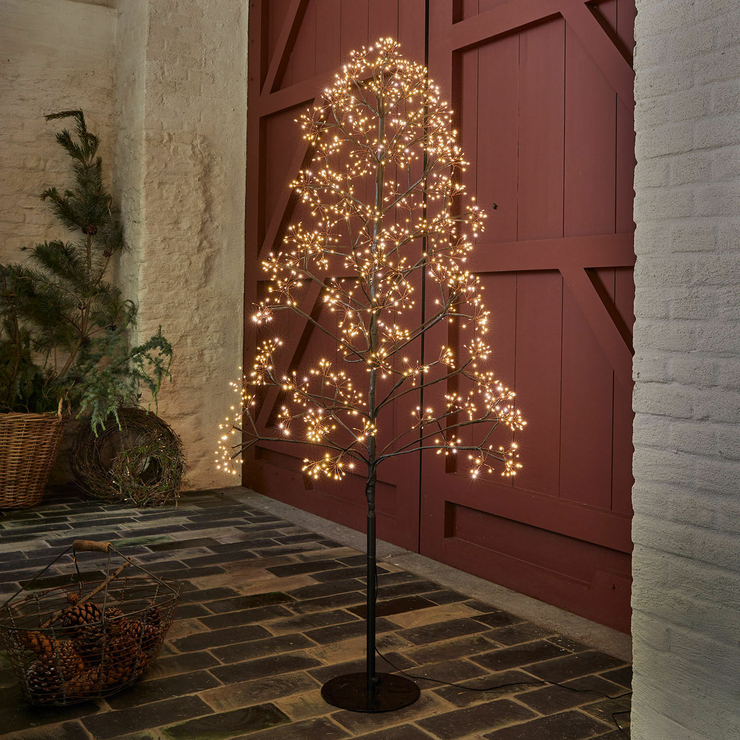 Arbre à LED Brúnvek Arbre décoratif LED avec base noire en métal et lumière chaude pour intérieur et jardin