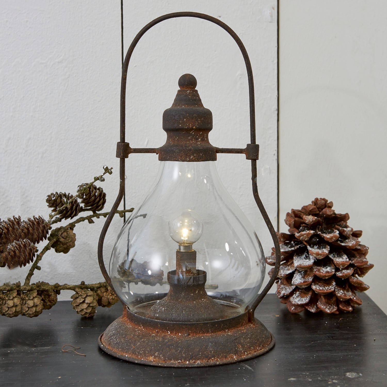 Lanterne LED Cortney Lampe rustique en métal rouillé et verre, lanterne décorative sur table avec pommes de pin naturelles