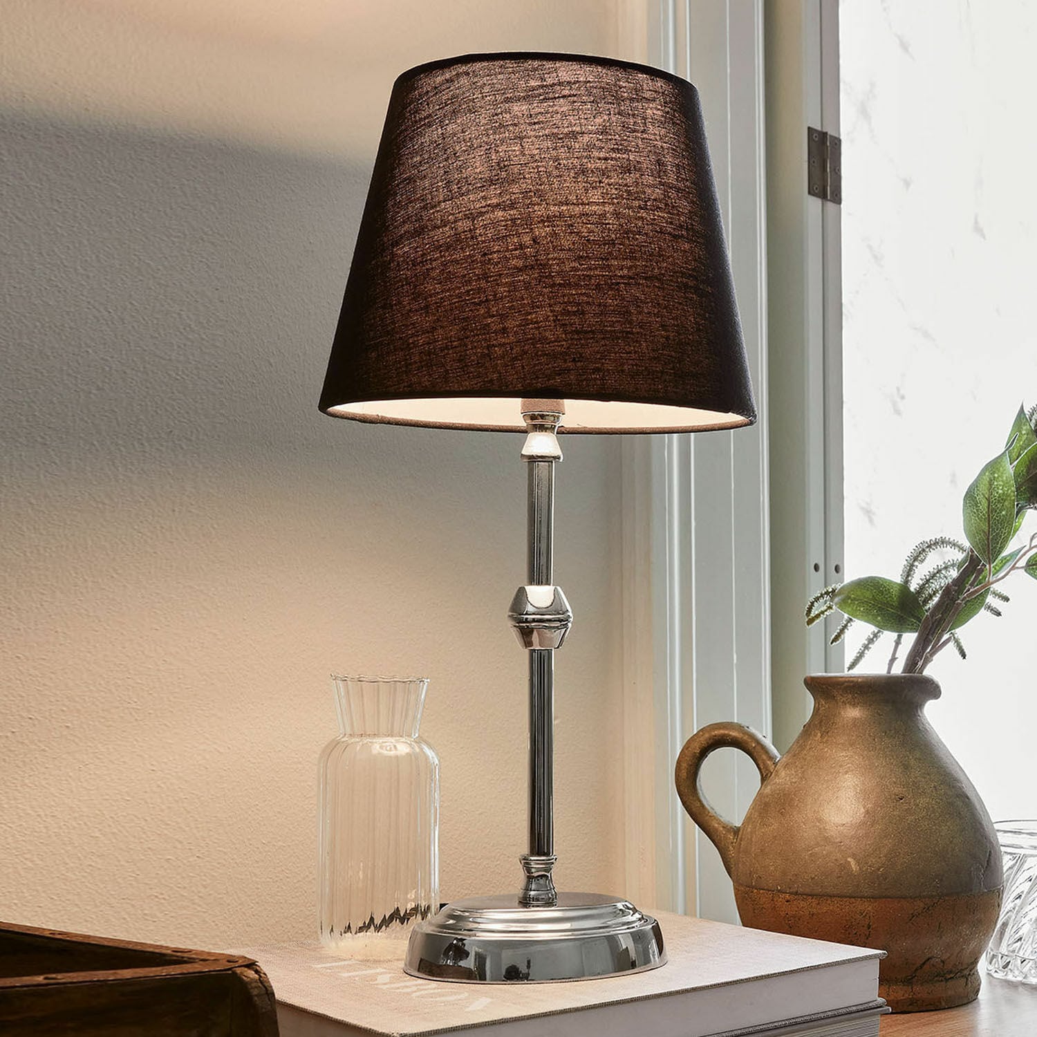 Lampe à poser Luceau Lampe de table élégante avec base en métal et abat-jour noir sur bureau avec décoration