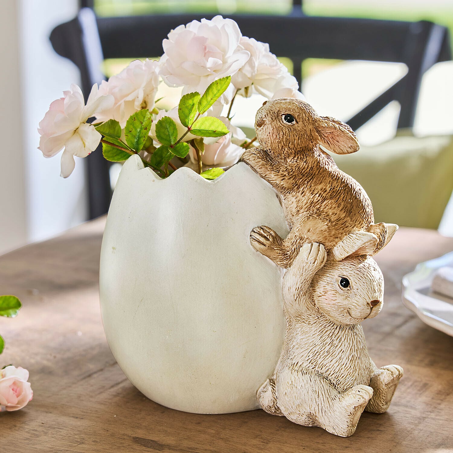 Œuf et lapins Willowmare Vase en céramique blanc en forme de coquille avec deux lapins et des fleurs roses sur une table en bois