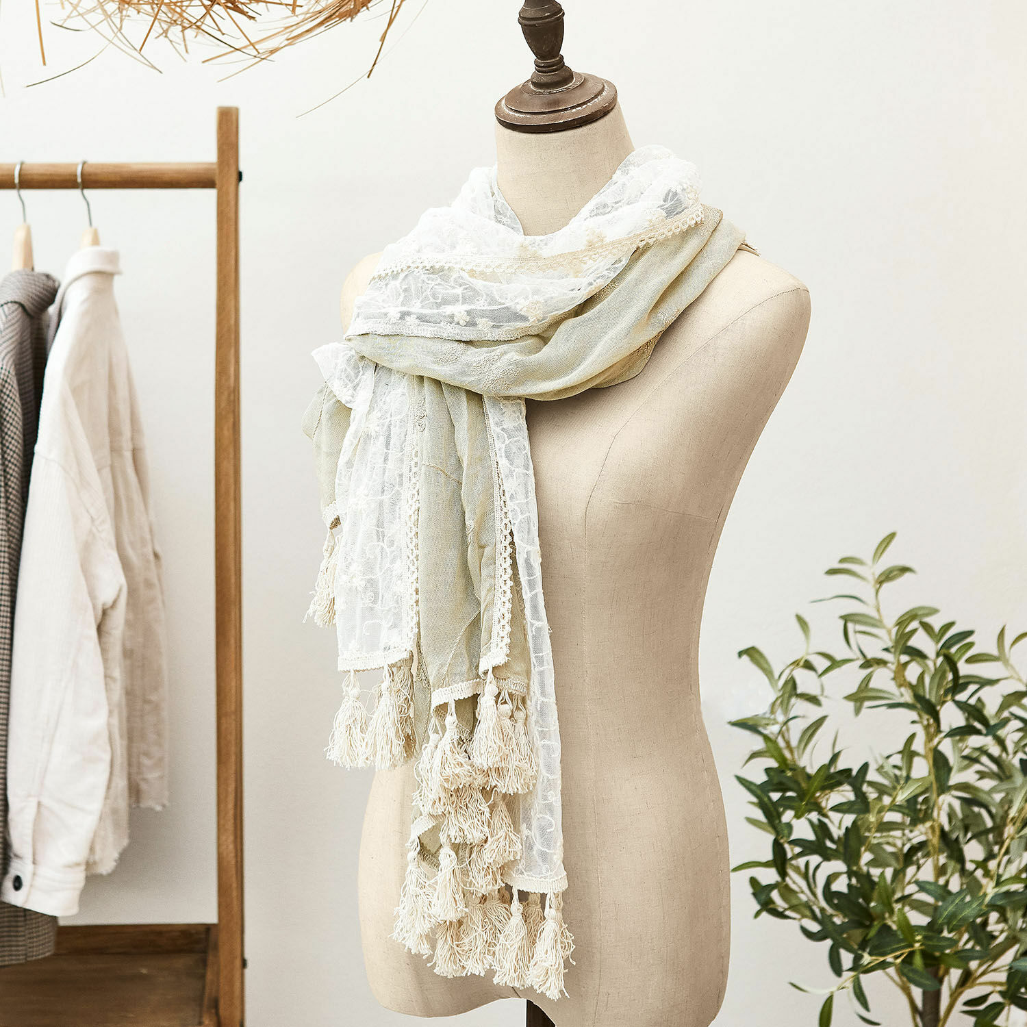 Étole Anneli Écharpe légère crème avec dentelle et franges, tissu délicat sur mannequin