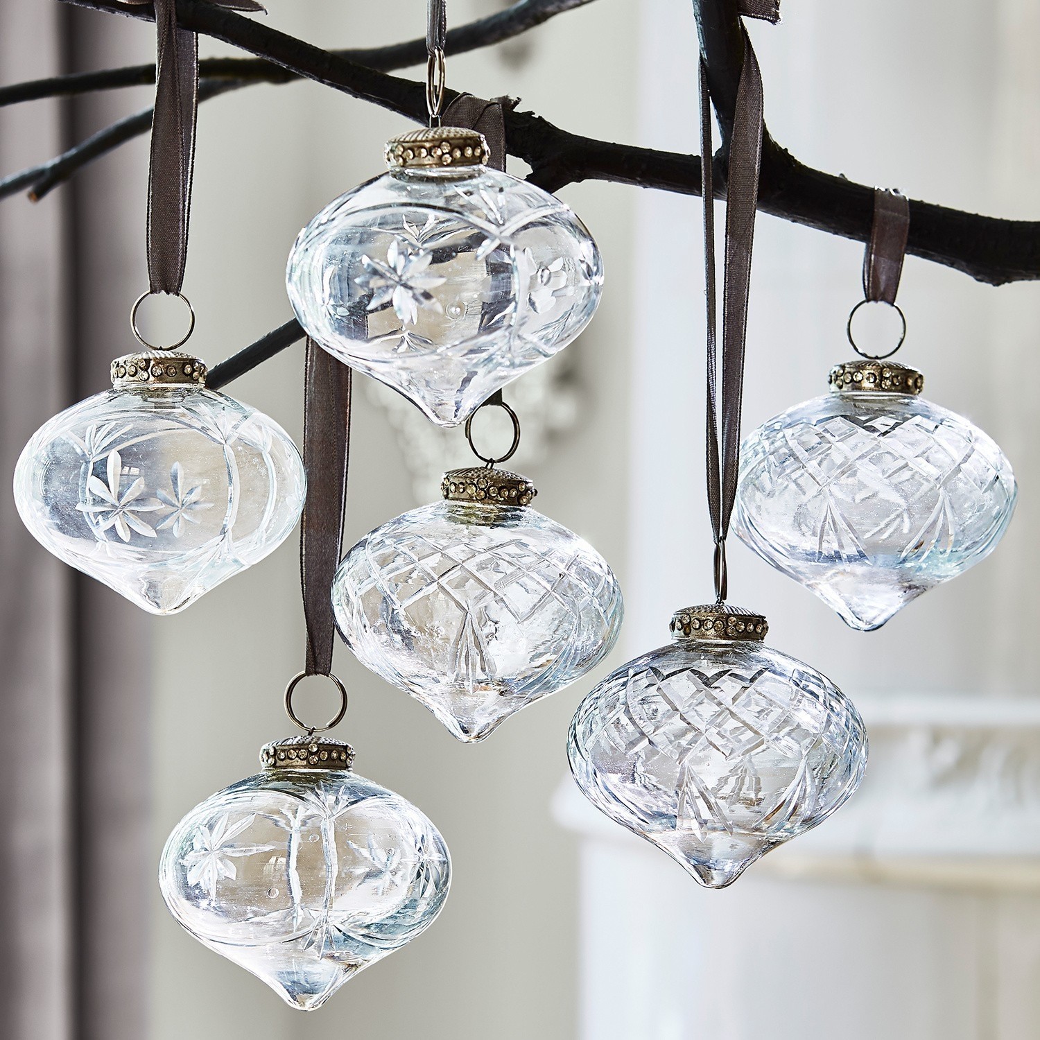 Lot de 6 décorations de Noël Cheshire Ensemble de six décorations en verre transparent avec motifs gravés et rubans marron pour suspension