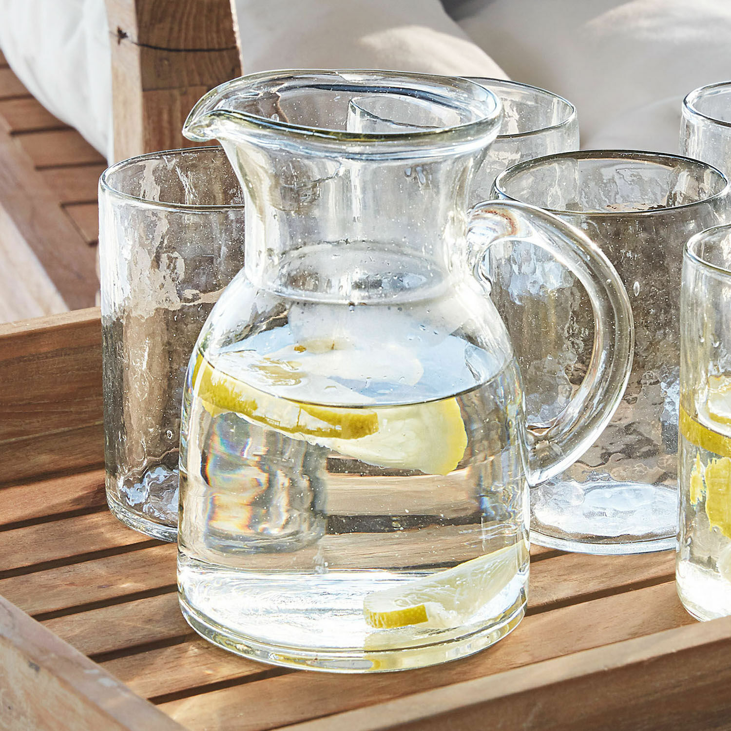 Pichet Clarksville Carafe en verre avec poignée et tranches de citron sur plateau en bois pour servir des boissons