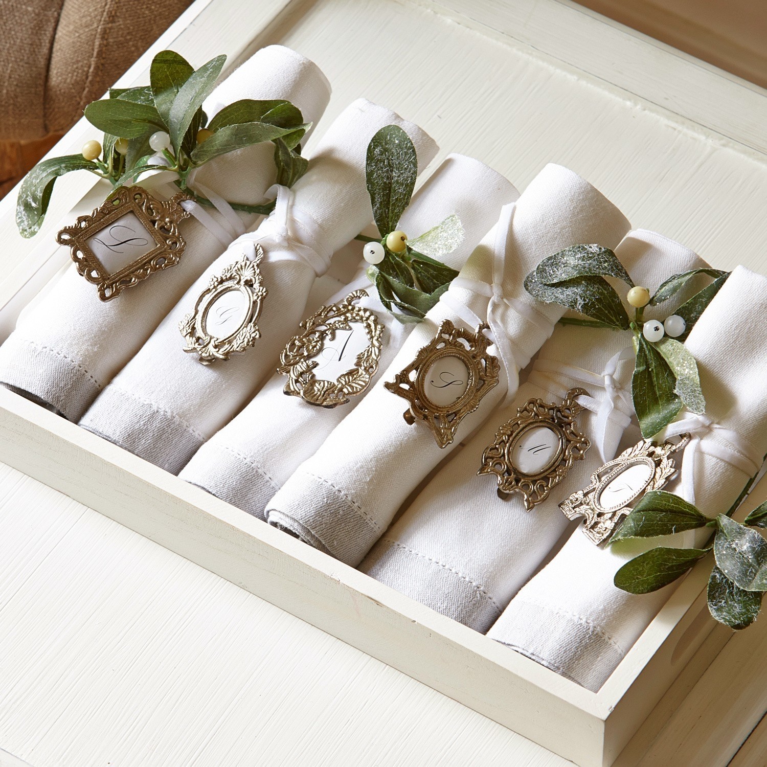 Lot de 6 mini-cadres Maidallion Ensemble de serviettes en lin blanc avec anneaux décoratifs en métal et feuilles vertes pour table élégante