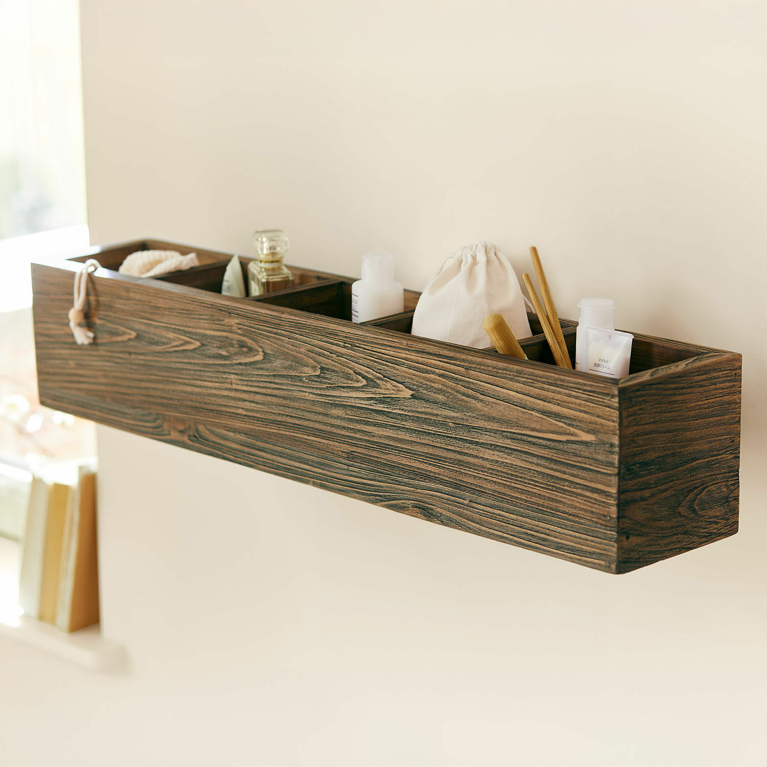 Étagère murale Katelac Étagère murale en bois foncé avec compartiments pour ranger cosmétiques et accessoires de salle de bain