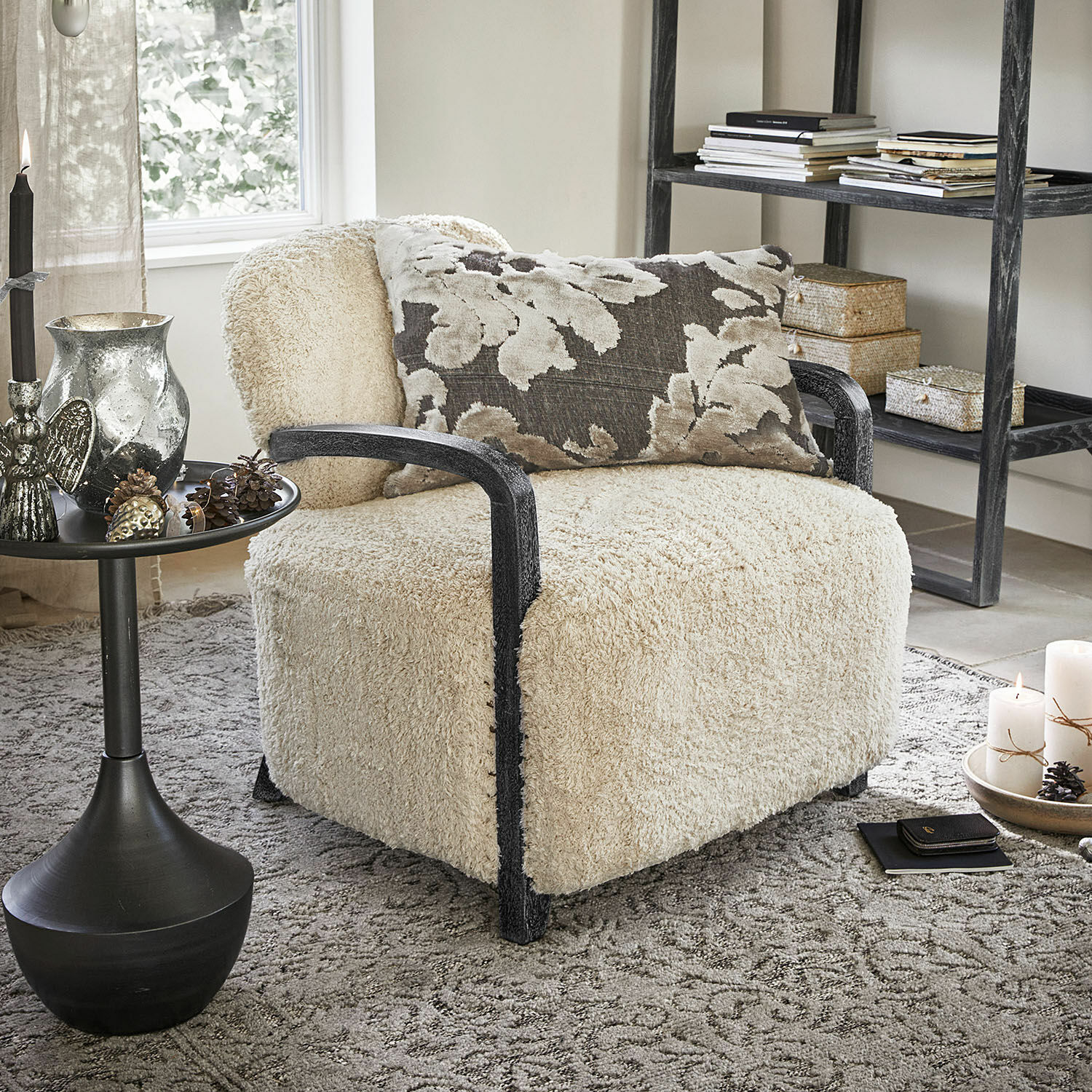 Fauteuil Roudaria Fauteuil beige en tissu doux avec accoudoirs en bois noir dans un salon chaleureux et décoré