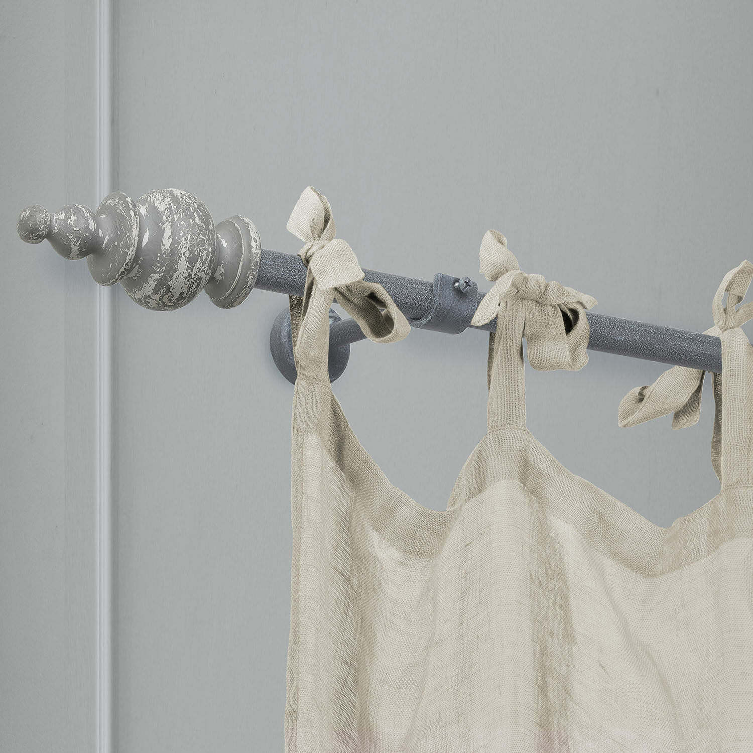 Tringle à rideau en métal gris avec embout décoratif et rideau en lin beige naturel