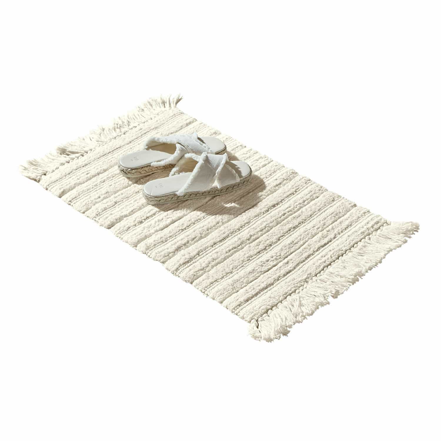 Tapis de bain Dreamyville Tapis en coton blanc à franges avec sandales blanches en tissu sur semelle tressée